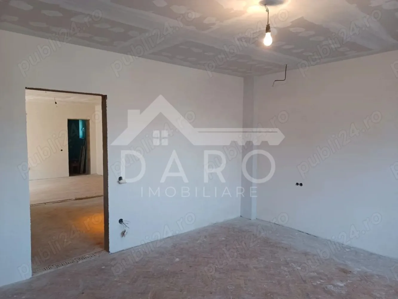 Casă de vânzare în Sântana de Mureș, str. Morii – 130 000 euro - Casă de vânzare în Sântana de Mureș, str. Morii – 107 mp utili, teren 645 mp Oferim spre vânzare o casă situată în Sântana de Mureș, pe strada Morii, într-o zonă foarte bună, aproape de centrul comunei, la aproximativ 200 m de primărie, școală, stație de autobuz și magazine, pe drumul care face legătura directă cu Podul Mureș. Imobilul este amplasat pe o stradă nou asfaltată, oferind acces facil și confort. Casa are o suprafață utilă de 107 mp și este amplasată pe un teren în suprafață de 645 mp, cu deschidere la stradă de 17 m, fiind ideală atât pentru locuit, cât și pentru cei care își doresc curte și grădină generoasă. Ca și compartimentare, proprietatea este alcătuită din: hol living 3 camere 2 băi bucătărie cămară În plus, casa dispune de garaj prevăzut cu canal, curte și grădină, fiind o proprietate practică și bine poziționată. 📌 Detalii importante: construcție din anul 1975 centrală termică proprie casă izolată exterior acoperiș recondiționat în 2019 imobilul este în curs de renovare tavane false realizate instalația electrică și instalațiile sanitare sunt în curs de modernizare tâmplăria, geamurile și ușile urmează să fie schimbate în curând proprietatea este branșată la toate utilitățile Această casă este potrivită pentru cei care își doresc să locuiască într-o zonă liniștită, dar foarte bine conectată, aproape de punctele de interes din comună și cu acces rapid spre Târgu Mureș. 📞 Pentru detalii și programarea unei vizionări, vă stau cu drag la dispoziție. Te gândești să cumperi această proprietate prin credit? Prin Kiwi Finance beneficiezi de: ✔ analiză GRATUITĂ a eligibilității ✔ acces la oferte de la peste 12 bănci ✔ negocierea dobânzii în favoarea ta ✔ suport complet până la semnare }}