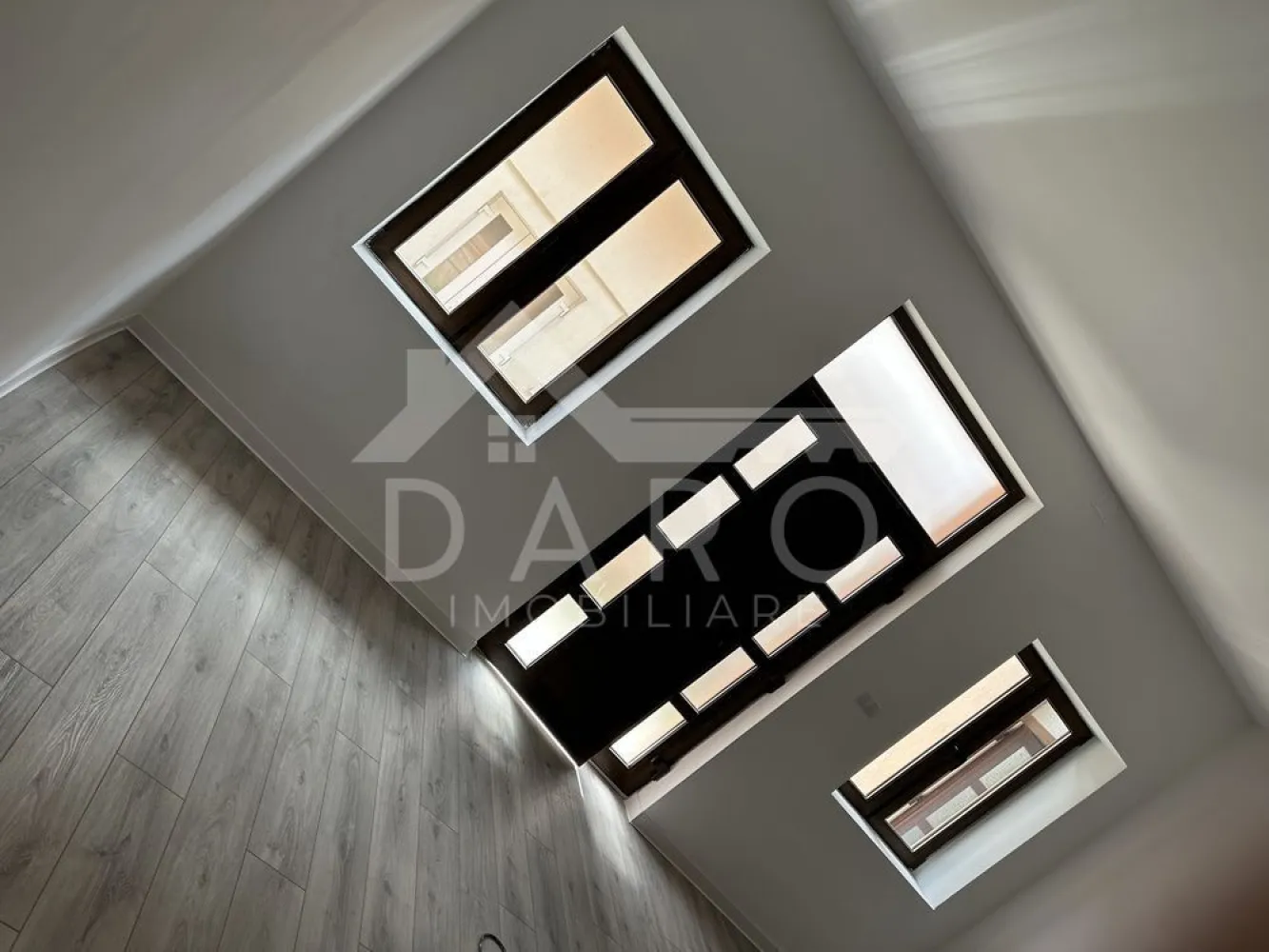 🏢🔥 BIROU MODERN ÎN TÂRGU MUREȘ - 🏢🔥 BIROU MODERN ÎN TÂRGU MUREȘ – PERFECT PENTRU NOTARIAT / BUSINESS! 🔥🏢 📍 Târgu Mureș – zonă aproape de centru 💥 Dacă îți dorești un spațiu profesional, elegant și gata de lucru… acesta este pentru tine! 📐 65 mp utili 💰 700 € / lună 🏢 Compartimentare: ✔ 2 camere spațioase ✔ baie complet utilată ✨ Avantaje: ✔ proaspăt renovat ✔ finisaje moderne, de calitate ✔ spațiu luminos și aerisit ✔ ideal pentru: notariat, birou avocatură, contabilitate sau alte activități office ✔ locație excelentă – aproape de centrul orașului 💼 Un spațiu care transmite profesionalism și încredere clienților tăi! 📞 Sună ACUM pentru vizionare: 📲 0749 535 729 💬 Scrie-mi „BIROU” în privat și îți trimit toate detaliile! 💡 Te gândești să-ți cumperi propriul spațiu în loc de chirie? Prin Kiwi Finance beneficiezi de: ✔ analiză GRATUITĂ a eligibilității ✔ acces la oferte de la peste 12 bănci ✔ negocierea dobânzii în favoarea ta ✔ suport complet până la semnare }}