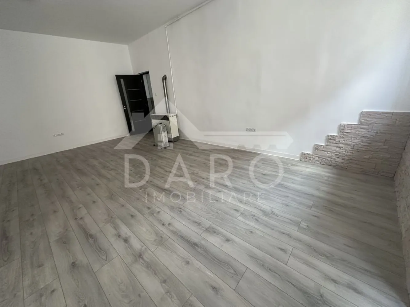 🏢🔥 BIROU MODERN ÎN TÂRGU MUREȘ - 🏢🔥 BIROU MODERN ÎN TÂRGU MUREȘ – PERFECT PENTRU NOTARIAT / BUSINESS! 🔥🏢 📍 Târgu Mureș – zonă aproape de centru 💥 Dacă îți dorești un spațiu profesional, elegant și gata de lucru… acesta este pentru tine! 📐 65 mp utili 💰 700 € / lună 🏢 Compartimentare: ✔ 2 camere spațioase ✔ baie complet utilată ✨ Avantaje: ✔ proaspăt renovat ✔ finisaje moderne, de calitate ✔ spațiu luminos și aerisit ✔ ideal pentru: notariat, birou avocatură, contabilitate sau alte activități office ✔ locație excelentă – aproape de centrul orașului 💼 Un spațiu care transmite profesionalism și încredere clienților tăi! 📞 Sună ACUM pentru vizionare: 📲 0749 535 729 💬 Scrie-mi „BIROU” în privat și îți trimit toate detaliile! 💡 Te gândești să-ți cumperi propriul spațiu în loc de chirie? Prin Kiwi Finance beneficiezi de: ✔ analiză GRATUITĂ a eligibilității ✔ acces la oferte de la peste 12 bănci ✔ negocierea dobânzii în favoarea ta ✔ suport complet până la semnare }}