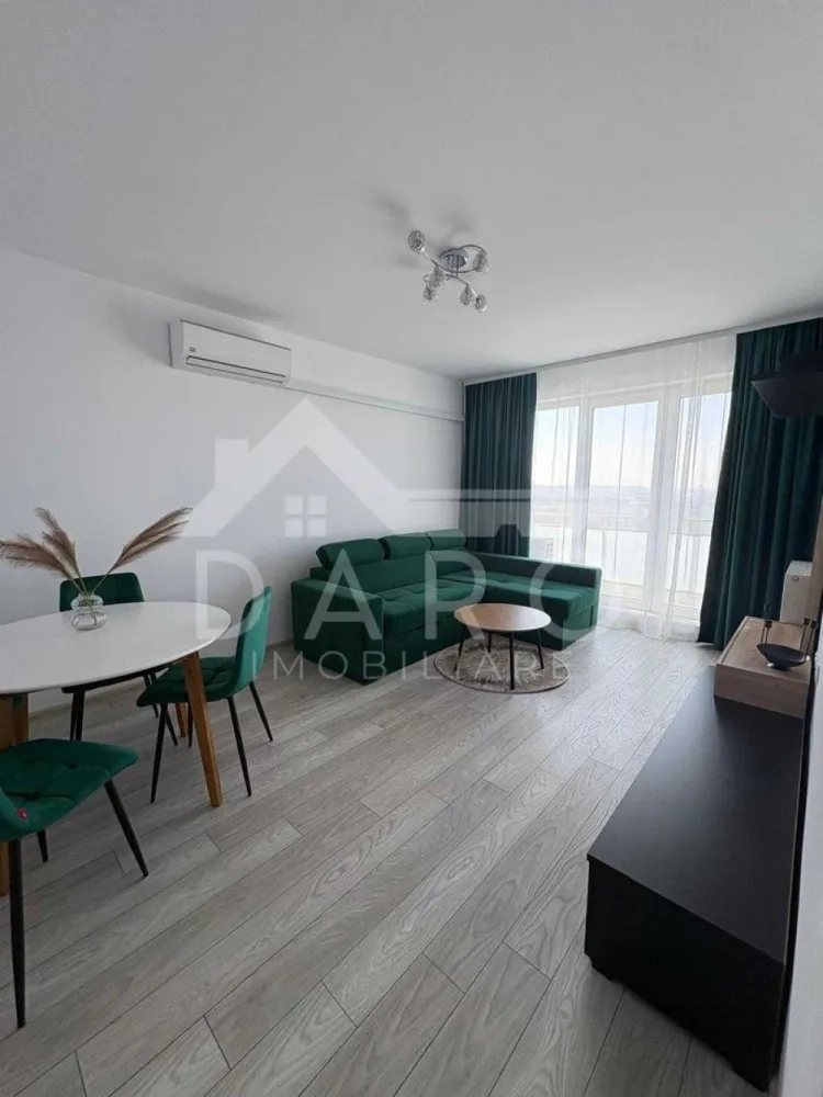 🏡 2 camere Maurer Residence | Et.9 | 425€/lună - 🏡 2 camere Maurer Residence | Et.9 | 425€/lună Proprietate promovată prin DARO Imobiliare Descoperă un apartament modern, situat în prestigiosul ansamblu Maurer Residence, o alegere ideală pentru cei care își doresc confort, lumină naturală și un stil de viață urban, într-un cadru elegant. Cu o suprafață utilă de 56 mp și compartimentare decomandată, locuința este atent organizată pentru a oferi funcționalitate și intimitate. Compartimentare: living luminos și primitor dormitor confortabil bucătărie separată baie hol Situat la etajul 9, apartamentul beneficiază de o priveliște plăcută și lumină naturală pe tot parcursul zilei, creând o atmosferă relaxantă și aerisită. Dotări și finisaje: mobilat modern, cu atenție la detalii electrocasnice noi spații bine optimizate pentru depozitare ambient elegant și primitor Se poate închiria inclusiv pe firmă, cu posibilitate de facturare. 💰 Preț chirie: 425 euro / lună (ușor negociabil) Această proprietate este ideală pentru un cuplu sau o persoană care își dorește un apartament nou, într-un complex rezidențial modern, bine poziționat. Pentru detalii și programarea unei vizionări: 📞 0749 535 729