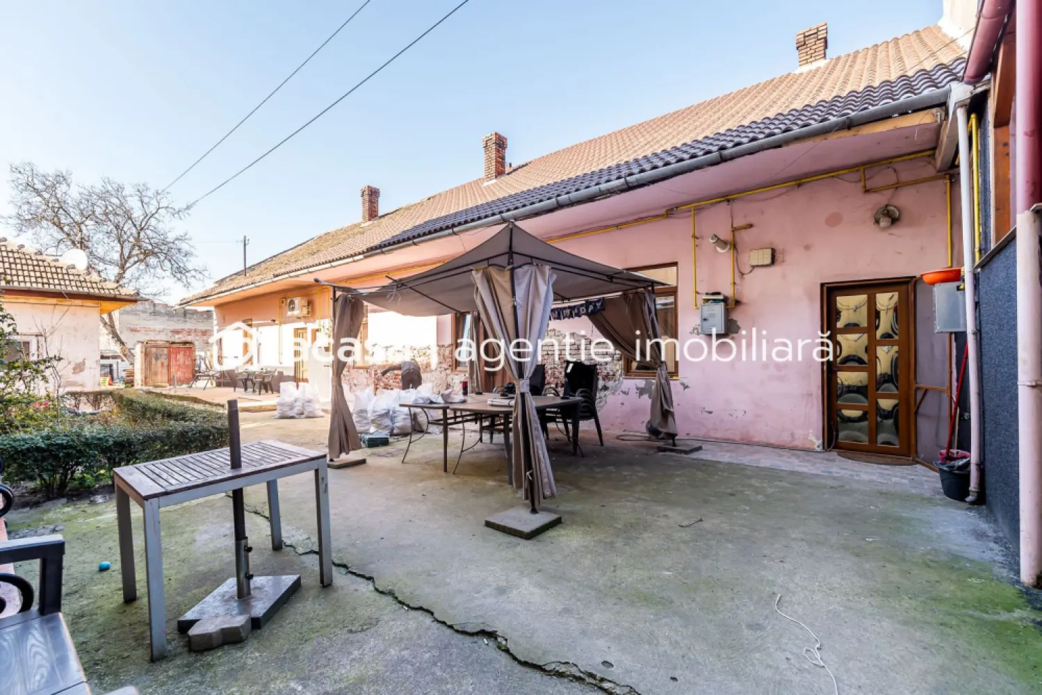 Apartament 2 camere in Parneava - 🏡 Dacă ai căuta un apartament bine poziționat în Arad… acesta ar putea fi exact ce îți dorești. Cauți o locuință practică, într-o zonă unde totul este aproape? Imaginează-ți cum ar fi să locuiești în Pârneava, cu acces rapid spre centru, magazine, transport și toate facilitățile orașului. Acest apartament cu 2 camere decomandate, situat la parterul unei case din cărămidă, îți oferă exact acel echilibru între liniște, spațiu și confort. Cu 48 mp utili (74 mp total) și o compartimentare practică, este genul de locuință în care te vezi locuind încă de la prima vizionare. ✨ Ce îl face special: • Bucătărie închisă, complet mobilată – locul perfect pentru dimineți liniștite • Baie cu geam pentru lumină naturală • Apartament renovat în 2016 • Se vinde mobilat complet – practic poți imagina deja cum îți aduci doar lucrurile personale • Centrală proprie + opțiune centrală pe lemne • Aer condiționat • Ferestre din aluminiu cu rulouri PVC • Parchet laminat și gresie În plus, ai boxă la subsol, debara, curte comună și loc de parcare, detalii care fac viața de zi cu zi mai simplă. 📍 Locația este unul dintre marile avantaje: apartamentul este situat vizavi de benzinăria Socar și Poliția Rutieră, cu acces rapid către centru și principalele puncte de interes din Arad 🆔 ID proprietate: CP2956412 📞 Pentru detalii și programarea unei vizionări: Mihai Bica Consultant Imobiliar -0742543526 Nu dispui de toată suma? Te ajutăm noi gratuit! Îți obținem oferte de la 16 bănci. Ai o proprietate de vânzare în Arad și vrei să știi cât valorează cu adevărat? Birou: ACASĂ | Agenție imobiliară Arad Adresă: Bulevardul Decebal 2, Arad 310133 }}