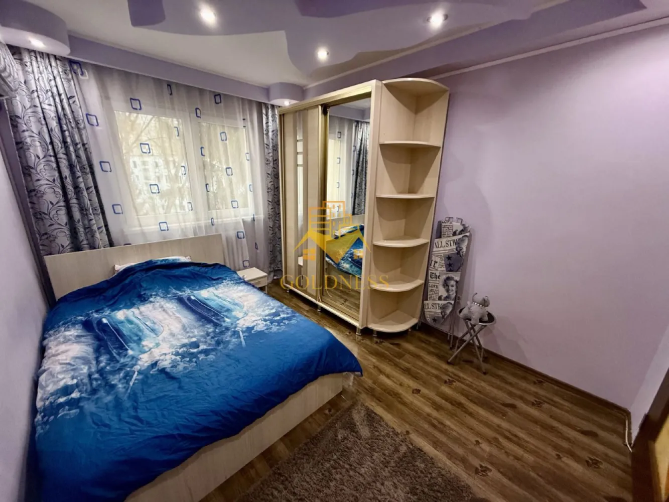 2 camere, balcon, Grigorescu, Zona Fântanele, Profi, Pet Friendly - GOLDNESS Imobiliare vă propune spre închiriere un apartament cu 2 camere complet mobilat și utilat, la etajul 4 într-un imobil de 4 etaje, în Cartierul Grigorescu. Se poate parca prin zona. Se află în apropierea stațiilor de transport în comun, magazine, restaurante, spații verzi, farmacii, etc. Apartamentul este compartimentat astfel: - dormitor cu pat matrimonial, dressing, noptiere - living cu canapea extensibila, dresing, TV - bucatarie complet utilată și mobilată, loc de servit masa - baie cu cabina de dus, calorifer port prosop și dulap pentru depozitare. - balcon de 4 mp. Imobilul este dotat cu toate cele necesare- centrală proprie, frigider, aragaz, hotă, mașină de spălat haine, etc. Dacă sunteți interesați de acest apartament și doriți să îl vizionați, dar și pentru alte oferte nu ezitați să ne contactați telefonic sau prin e-mail. Vă stăm la dispoziție! Pentru intermediere se percepe un comision de 50% din prețul chiriei! }}