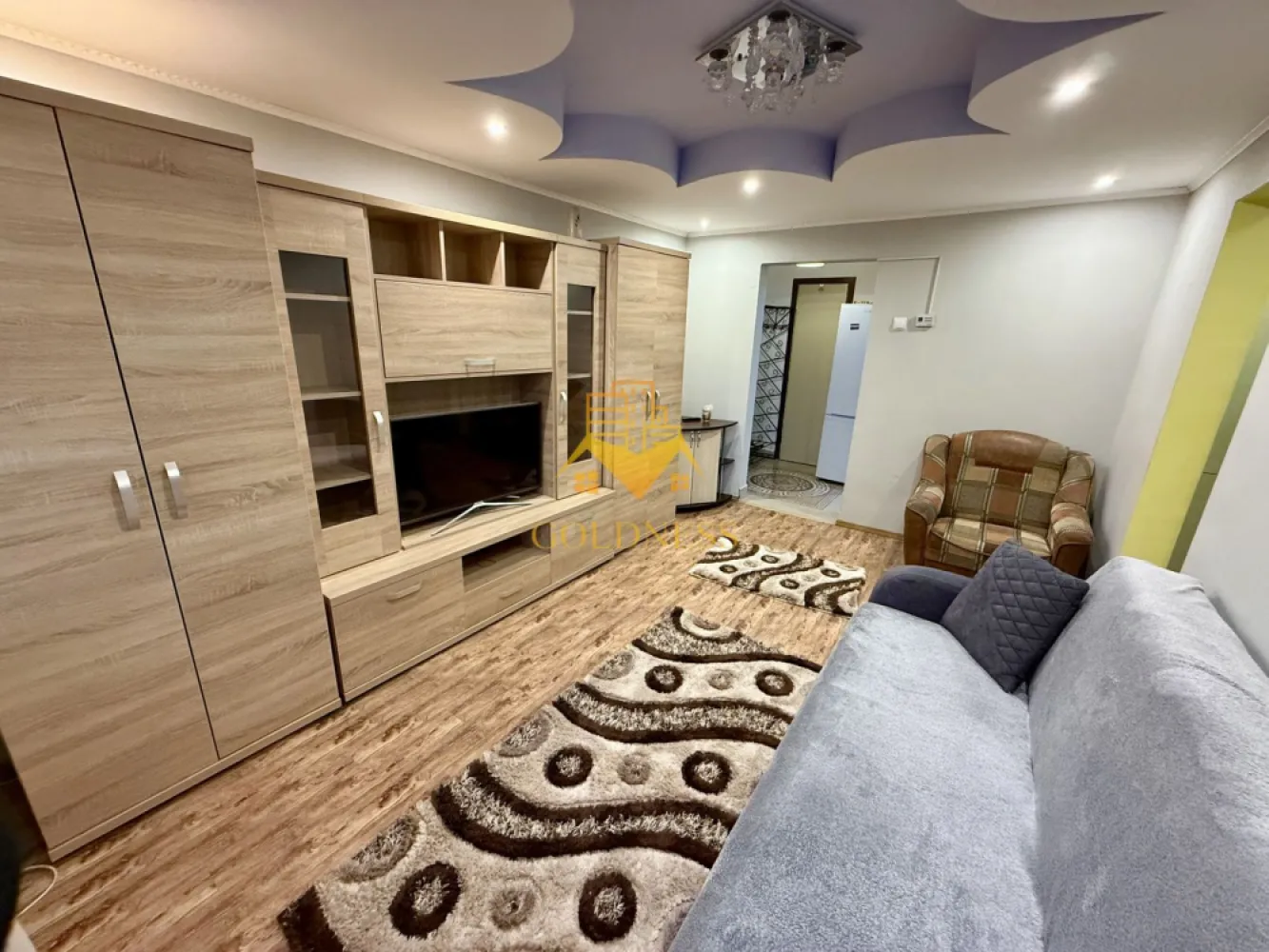 2 camere, balcon, Grigorescu, Zona Fântanele, Profi, Pet Friendly - GOLDNESS Imobiliare vă propune spre închiriere un apartament cu 2 camere complet mobilat și utilat, la etajul 4 într-un imobil de 4 etaje, în Cartierul Grigorescu. Se poate parca prin zona. Se află în apropierea stațiilor de transport în comun, magazine, restaurante, spații verzi, farmacii, etc. Apartamentul este compartimentat astfel: - dormitor cu pat matrimonial, dressing, noptiere - living cu canapea extensibila, dresing, TV - bucatarie complet utilată și mobilată, loc de servit masa - baie cu cabina de dus, calorifer port prosop și dulap pentru depozitare. - balcon de 4 mp. Imobilul este dotat cu toate cele necesare- centrală proprie, frigider, aragaz, hotă, mașină de spălat haine, etc. Dacă sunteți interesați de acest apartament și doriți să îl vizionați, dar și pentru alte oferte nu ezitați să ne contactați telefonic sau prin e-mail. Vă stăm la dispoziție! Pentru intermediere se percepe un comision de 50% din prețul chiriei! }}