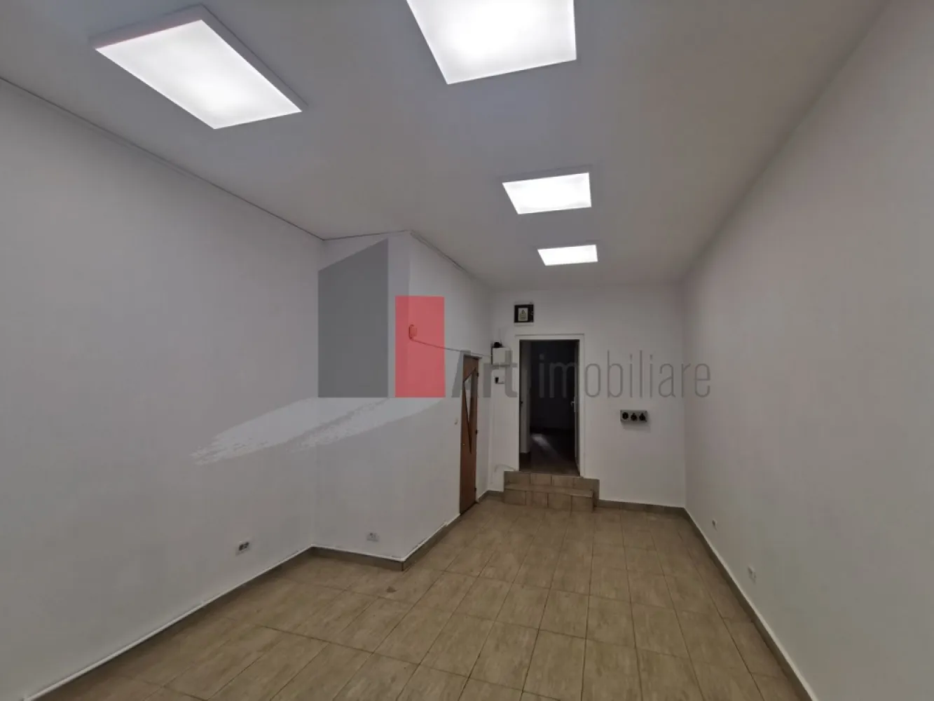 %0 Comision Spatiu comercial de inchiriat in zona Kogalniceanu/Cismigiu - Spațiu Comercial Ultracentral – Zona Cișmigiu – Kogălniceanu, 57 Mp Utili

Vă Propunem Spre Închiriere Un Spațiu Comercial Situat În Zona Cișmigiu – Kogălniceanu, Una Dintre Cele Mai Căutate Și Dinamice Zone Ultracentrale Ale Capitalei, Beneficiind De Trafic Pietonal Intens, Vizibilitate Foarte Bună Și Acces Facil Către Principalele Artere Ale Orașului.

Amplasarea În Apropierea Parcului Cișmigiu, A Facultăților, Instituțiilor Publice, Clădirilor De Birouri Și A Zonelor Rezidențiale Conferă Proprietății Un Potențial Comercial Ridicat Și O Expunere Excelentă.

Spațiul Dispune De O Suprafață Utilă Totală De Aproximativ 57 Mp, Compartimentată Pe Două Niveluri:

• 47 Mp Utili La Parter;
• 10 Mp Utili La Subsol.

Parterul Beneficiază De O Vitrină Stradală Cu O Deschidere De Aproximativ 4 Metri Liniari, Oferind Expunere Directă Către Zona De Trafic Și Vizibilitate Excelentă Pentru Orice Activitate Comercială.

Proprietatea A Fost Recent Renovată, Beneficiind De Finisaje Moderne Și De Un Spațiu Funcțional, Pregătit Pentru Amenajarea În Funcție De Specificul Activității Viitorului Chiriaș. Subsolul Poate Fi Utilizat Ca Spațiu De Depozitare, Arhivă Sau Spațiu Tehnic.

Dotări Și Avantaje:

• Curent Electric;
• Apă Curentă;
• Canalizare;
• Vitrină Stradală De Aproximativ 4 Ml;
• Spațiu Recent Renovat;
• Compartimentare Eficientă Pe Două Niveluri;
• Zonă Ultracentrală Cișmigiu – Kogălniceanu;
• Trafic Pietonal Intens;
• Vizibilitate Foarte Bună;
• Acces Facil Pentru Aprovizionare Și Activitatea Curentă;
• Documente De Spațiu Comercial.

Datorită Configurației Și Poziționării Sale, Spațiul Este Pretabil Pentru Diverse Activități Comerciale Sau De Servicii, Precum:

• Cafenea;
• Takeaway;
• Laborator De Patiserie Sau Cofetărie;
• Magazin De Specialitate;
• Showroom;
• Birou Cu Activitate Comercială;
• Salon De Înfrumusețare;
• Cabinet De Servicii;
• Atelier Sau Alte Activități Comerciale.

Poziționarea În Zona Cișmigiu – Kogălniceanu, Traficul Pietonal Intens Și Flexibilitatea Spațiului Reprezintă Avantaje Importante Pentru Antreprenorii Care Își Doresc O Locație Cu Vizibilitate Ridicată Și Potențial Comercial Real.