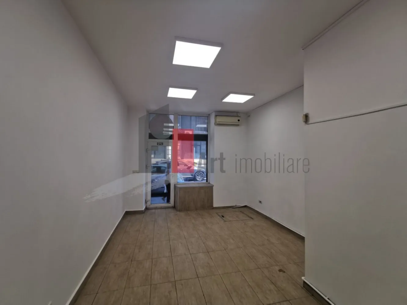%0 Comision Spatiu comercial de inchiriat in zona Kogalniceanu/Cismigiu - Spațiu Comercial Ultracentral – Zona Cișmigiu – Kogălniceanu, 57 Mp Utili

Vă Propunem Spre Închiriere Un Spațiu Comercial Situat În Zona Cișmigiu – Kogălniceanu, Una Dintre Cele Mai Căutate Și Dinamice Zone Ultracentrale Ale Capitalei, Beneficiind De Trafic Pietonal Intens, Vizibilitate Foarte Bună Și Acces Facil Către Principalele Artere Ale Orașului.

Amplasarea În Apropierea Parcului Cișmigiu, A Facultăților, Instituțiilor Publice, Clădirilor De Birouri Și A Zonelor Rezidențiale Conferă Proprietății Un Potențial Comercial Ridicat Și O Expunere Excelentă.

Spațiul Dispune De O Suprafață Utilă Totală De Aproximativ 57 Mp, Compartimentată Pe Două Niveluri:

• 47 Mp Utili La Parter;
• 10 Mp Utili La Subsol.

Parterul Beneficiază De O Vitrină Stradală Cu O Deschidere De Aproximativ 4 Metri Liniari, Oferind Expunere Directă Către Zona De Trafic Și Vizibilitate Excelentă Pentru Orice Activitate Comercială.

Proprietatea A Fost Recent Renovată, Beneficiind De Finisaje Moderne Și De Un Spațiu Funcțional, Pregătit Pentru Amenajarea În Funcție De Specificul Activității Viitorului Chiriaș. Subsolul Poate Fi Utilizat Ca Spațiu De Depozitare, Arhivă Sau Spațiu Tehnic.

Dotări Și Avantaje:

• Curent Electric;
• Apă Curentă;
• Canalizare;
• Vitrină Stradală De Aproximativ 4 Ml;
• Spațiu Recent Renovat;
• Compartimentare Eficientă Pe Două Niveluri;
• Zonă Ultracentrală Cișmigiu – Kogălniceanu;
• Trafic Pietonal Intens;
• Vizibilitate Foarte Bună;
• Acces Facil Pentru Aprovizionare Și Activitatea Curentă;
• Documente De Spațiu Comercial.

Datorită Configurației Și Poziționării Sale, Spațiul Este Pretabil Pentru Diverse Activități Comerciale Sau De Servicii, Precum:

• Cafenea;
• Takeaway;
• Laborator De Patiserie Sau Cofetărie;
• Magazin De Specialitate;
• Showroom;
• Birou Cu Activitate Comercială;
• Salon De Înfrumusețare;
• Cabinet De Servicii;
• Atelier Sau Alte Activități Comerciale.

Poziționarea În Zona Cișmigiu – Kogălniceanu, Traficul Pietonal Intens Și Flexibilitatea Spațiului Reprezintă Avantaje Importante Pentru Antreprenorii Care Își Doresc O Locație Cu Vizibilitate Ridicată Și Potențial Comercial Real.