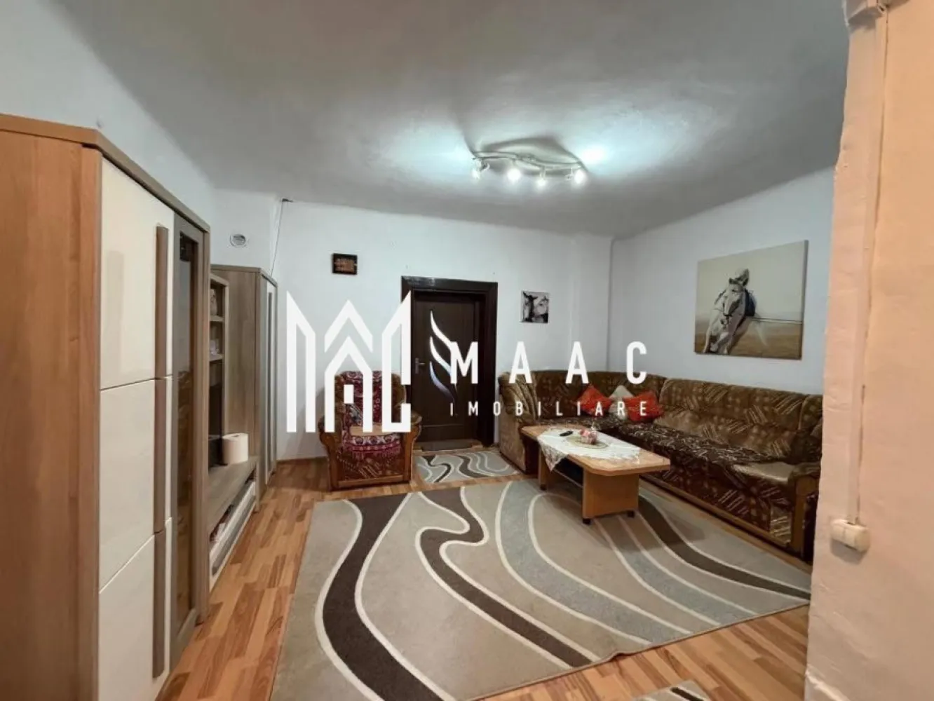 Casa 100 mp | 290 mp Teren | Vasile Aaron - MAAC Imobiliare vă propune spre vanzare o casa situată în Vasile Aaron. Casă individuală, cu curte comună – totul separat! Suprafață utilă: 100 mp Suprafață construită: 120 mp Teren aferent: 290 mp | Front stradal: 10 m Compartimentare: - 3 camere - Bucătărie - Baie - Curte proprie delimitată – acces și utilități separate Localizare: Situată în zona Vasile Aaron, într-un cartier liniștit, cu acces rapid la magazine, școli, parcuri și mijloace de transport. Detalii importante: - În curte se află două locuințe, fiecare cu acces separat - Utilități separate - Intimitate și funcționalitate, fără interferențe Ideală pentru familie sau pentru cei care caută o casă bine compartimentată, aproape de toate facilitățile orașului. Pentru mai multe detalii specificați telefonic ID: CP3004969 }}