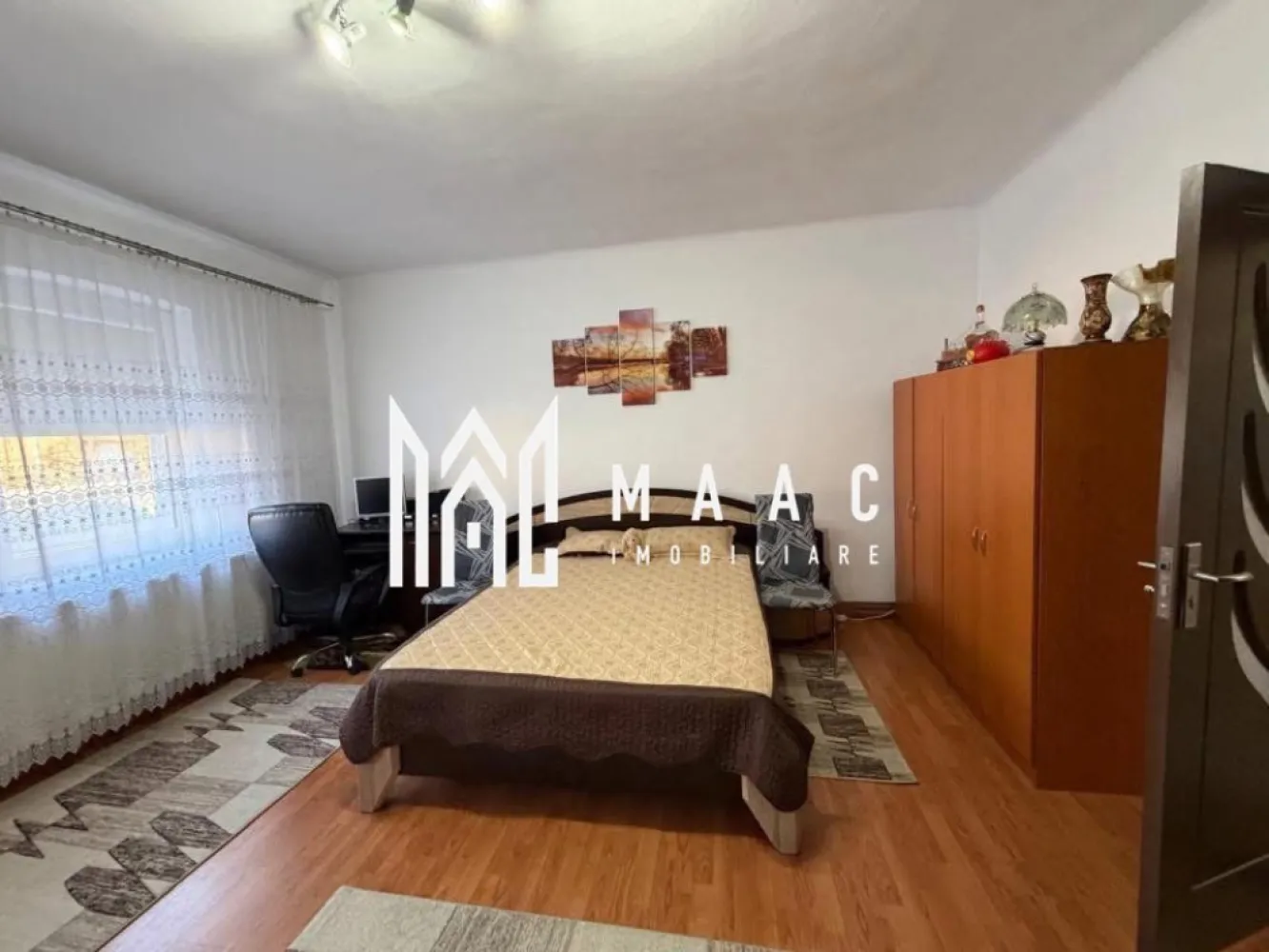 Casa 100 mp | 290 mp Teren | Vasile Aaron - MAAC Imobiliare vă propune spre vanzare o casa situată în Vasile Aaron. Casă individuală, cu curte comună – totul separat! Suprafață utilă: 100 mp Suprafață construită: 120 mp Teren aferent: 290 mp | Front stradal: 10 m Compartimentare: - 3 camere - Bucătărie - Baie - Curte proprie delimitată – acces și utilități separate Localizare: Situată în zona Vasile Aaron, într-un cartier liniștit, cu acces rapid la magazine, școli, parcuri și mijloace de transport. Detalii importante: - În curte se află două locuințe, fiecare cu acces separat - Utilități separate - Intimitate și funcționalitate, fără interferențe Ideală pentru familie sau pentru cei care caută o casă bine compartimentată, aproape de toate facilitățile orașului. Pentru mai multe detalii specificați telefonic ID: CP3004969 }}