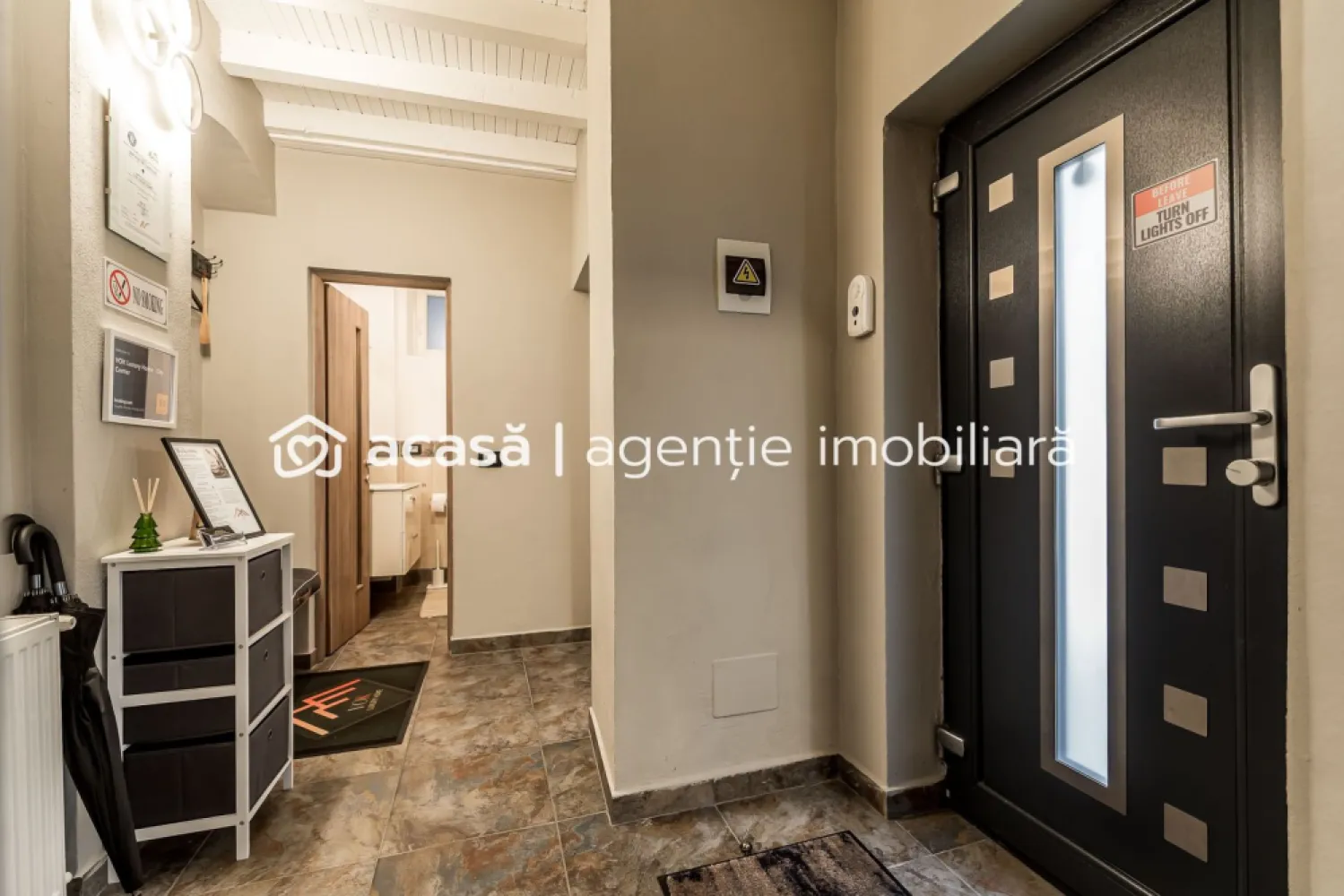 Apartament tip Loft ultracentral | parter | 90 mp | pe 2 niveluri - Dacă îți place stilul urban, dar vrei și un spațiu cu personalitate, acest apartament tip loft este genul de proprietate pe care o vezi rar pe piață. Situat ultracentral pe strada Vasile Alecsandri, parter, loftul oferă 90 mp (conform CF) și impresionează prin designul modern pe două niveluri, spațiile optimizate și atmosfera primitoare. 🛋️ Se vinde complet mobilat și utilat, gata de mutare imediată — fără investiții suplimentare. 💡 Ideal pentru: locuire (pentru cine vrea un stil de viață modern, în inima orașului) sau investiție (închiriere pe termen lung / regim hotelier – în funcție de strategie). Un spațiu aparte, pentru cei care caută design, funcționalitate și liniște, chiar în centru. Preț listare: 150.000 € / comision zero / vizionare gratuită 📞 Pentru detalii sau programarea unei vizionări: Mihai Molnar – 0761 899 230 (telefon / WhatsApp) 💳 Dacă ai nevoie de finanțare, îți pot obține gratuit oferte de la 16 bănci. 🏡 Ai o proprietate de vânzare în Arad? Îți ofer o evaluare gratuită, fără obligații. }}