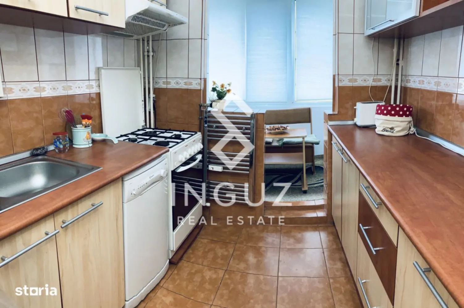 Apartament 3 camere de închiriat | Nicolae Grigorescu – Titan - Apartament 3 camere de închiriat | Nicolae Grigorescu – Titan 📍 Sector 3 – zona Titan / Nicolae Grigorescu La doar 7 minute de metrou Nicolae Grigorescu 📐 Detalii apartament: 3 camere Suprafață: 70 mp Compartimentare: decomandat Etaj: 5 / 8 Complet mobilat și utilat ⚙️ Dotări și beneficii: ✔ Aer condiționat ✔ WiFi ✔ Dressing mare pe toată lungimea holului ✔ Bucătărie complet utilată (frigider, aragaz, cuptor, mașină de spălat vase) ✔ Mașină de spălat rufe ✔ Televizoare în camere ✔ Balcon închis (extensie bucătărie) ✔ Costuri de întreținere reduse ✔ Apartament izolat (cald iarna) 📍 Localizare excelentă: 4 min – Profi 5 min – piață agroalimentară 15 min – Parcul IOR Transport: metrou, tramvai 27, autobuze 102, N111, N113, N103 Școli: 92, 112, 20 Grădinițe: 232, 241, 211 💡 Avantaje: ✔ Zonă curată și liniștită ✔ Bloc anvelopat ✔ Ideal pentru familie ✔ Acces rapid către toate punctele de interes 💰 Preț: 540 € / lună (negociabil) 💰 Garanție: 1 lună 💰 Comision: 50% 📞 +40 774 017 567 📞 +40 724 922 092 ✉️ info.inguzrealestate.com Inguz Real Estate Simplu. Rapid. Fără pierdere de timp. }}
