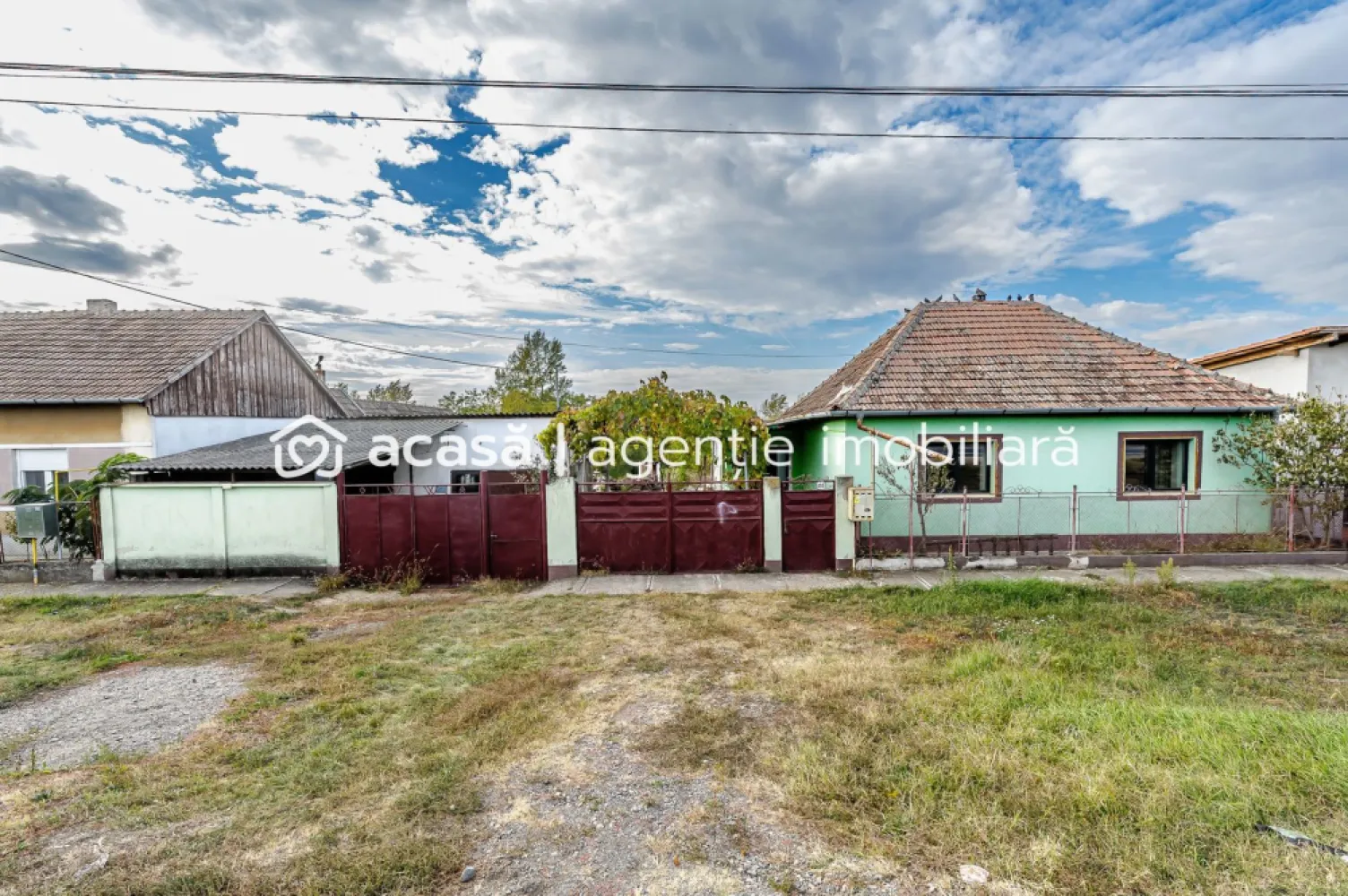 PRET NOU! Casa + Teren 1144 mp - Zimandu Nou, Arad - COMISION 0% - 🏡 Casă de vânzare în Zimandu Nou – poziție excelentă, la drumul principal! Vă propunem spre vânzare o proprietate cu potențial ridicat, situată chiar pe strada principală din Zimandu Nou. ✅ Suprafață teren: 1.144 mp ✅ Front stradal: 25 ml ✅ Acces auto și din spatele terenului, pe un drum de pământ Casa este compusă din 2 camere, un hol spațios și o încăpere ce poate fi transformată în baie. Imobilul a fost recent renovat, iar lucrările pot fi continuate prin extinderea deja începută — gândită pentru living cu bucătărie open-space, 2 băi și ieșire pe terasă (stadiu: la roșu). 🔧 Pe proprietate se află și un garaj de 40 mp, folosit anterior ca atelier auto – perfect pentru pasionați de mecanică sau mică afacere. 💡 Utilități: curent, apă, gaz. 🌿 În spatele casei se află o zonă verde și o baltă de pescuit, oferind un cadru liniștit și relaxant, chiar dacă proprietatea este amplasată la drumul principal. *Se acceptă schimb cu apartament! 📞 Pentru mai multe informații și vizionări: Daniel Hord – Consultant imobiliar 📱 0755 274 519 Nu dispui de toată suma? Te ajutăm noi gratuit! Îți obținem oferte de la 16 bănci Ai o proprietate de vânzare în Arad și vrei să știi cât valorează cu adevărat? Sună-mă pentru o evaluare GRATUITĂ! Birou: ACASĂ | Agenție imobiliară Arad Adresă: Bulevardul Decebal 2, Arad 310133 }}