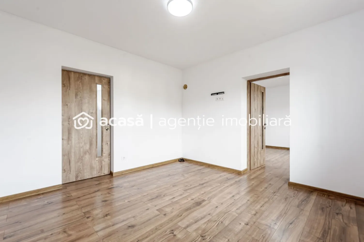 PRET NOU! Casa + Teren 1144 mp - Zimandu Nou, Arad - COMISION 0% - 🏡 Casă de vânzare în Zimandu Nou – poziție excelentă, la drumul principal! Vă propunem spre vânzare o proprietate cu potențial ridicat, situată chiar pe strada principală din Zimandu Nou. ✅ Suprafață teren: 1.144 mp ✅ Front stradal: 25 ml ✅ Acces auto și din spatele terenului, pe un drum de pământ Casa este compusă din 2 camere, un hol spațios și o încăpere ce poate fi transformată în baie. Imobilul a fost recent renovat, iar lucrările pot fi continuate prin extinderea deja începută — gândită pentru living cu bucătărie open-space, 2 băi și ieșire pe terasă (stadiu: la roșu). 🔧 Pe proprietate se află și un garaj de 40 mp, folosit anterior ca atelier auto – perfect pentru pasionați de mecanică sau mică afacere. 💡 Utilități: curent, apă, gaz. 🌿 În spatele casei se află o zonă verde și o baltă de pescuit, oferind un cadru liniștit și relaxant, chiar dacă proprietatea este amplasată la drumul principal. *Se acceptă schimb cu apartament! 📞 Pentru mai multe informații și vizionări: Daniel Hord – Consultant imobiliar 📱 0755 274 519 Nu dispui de toată suma? Te ajutăm noi gratuit! Îți obținem oferte de la 16 bănci Ai o proprietate de vânzare în Arad și vrei să știi cât valorează cu adevărat? Sună-mă pentru o evaluare GRATUITĂ! Birou: ACASĂ | Agenție imobiliară Arad Adresă: Bulevardul Decebal 2, Arad 310133 }}
