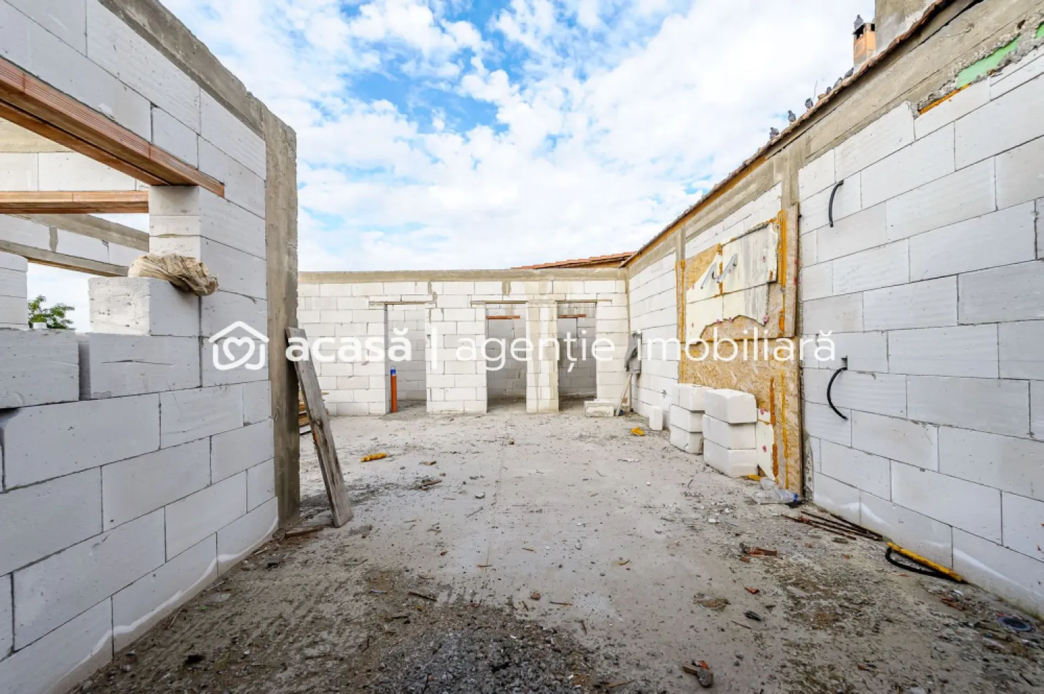 PRET NOU! Casa + Teren 1144 mp - Zimandu Nou, Arad - COMISION 0% - 🏡 Casă de vânzare în Zimandu Nou – poziție excelentă, la drumul principal! Vă propunem spre vânzare o proprietate cu potențial ridicat, situată chiar pe strada principală din Zimandu Nou. ✅ Suprafață teren: 1.144 mp ✅ Front stradal: 25 ml ✅ Acces auto și din spatele terenului, pe un drum de pământ Casa este compusă din 2 camere, un hol spațios și o încăpere ce poate fi transformată în baie. Imobilul a fost recent renovat, iar lucrările pot fi continuate prin extinderea deja începută — gândită pentru living cu bucătărie open-space, 2 băi și ieșire pe terasă (stadiu: la roșu). 🔧 Pe proprietate se află și un garaj de 40 mp, folosit anterior ca atelier auto – perfect pentru pasionați de mecanică sau mică afacere. 💡 Utilități: curent, apă, gaz. 🌿 În spatele casei se află o zonă verde și o baltă de pescuit, oferind un cadru liniștit și relaxant, chiar dacă proprietatea este amplasată la drumul principal. *Se acceptă schimb cu apartament! 📞 Pentru mai multe informații și vizionări: Daniel Hord – Consultant imobiliar 📱 0755 274 519 Nu dispui de toată suma? Te ajutăm noi gratuit! Îți obținem oferte de la 16 bănci Ai o proprietate de vânzare în Arad și vrei să știi cât valorează cu adevărat? Sună-mă pentru o evaluare GRATUITĂ! Birou: ACASĂ | Agenție imobiliară Arad Adresă: Bulevardul Decebal 2, Arad 310133 }}