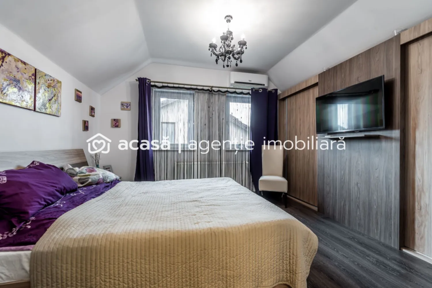 Casă 2 dormitoare în Westfield | 387 mp teren | P+M | curte + anexe - Vă propun spre vânzare o casă individuală situată în cartierul rezidențial Westfield, potrivită pentru o familie care își dorește confort, compartimentare practică și curte amenajată. Proprietatea are 140 mp utili, este construită pe un teren de 387 mp, cu amprentă la sol de 72 mp, iar casa este finalizată în 2014. Dispune de acoperiș din țiglă și izolație exterioară cu polistiren. Se vinde mobilată și utilată, fiind pregătită pentru locuire. Compartimentare: Parter: bucătărie open-space | living | dining | baie cu cabină de duș | coridor | terasă exterioară acoperită Mansardă: 2 dormitoare decomandate | dormitor matrimonial cu dressing | baie cu vană Dotări: instalație electrică | instalații sanitare complete | instalație de încălzire pentru calorifere | aer condiționat în fiecare cameră Exterior: curte amenajată | sistem de irigații comandat, alimentat de hidrofor | anexă separată în curte | baie pentru musafiri | cameră de depozitare cu intrare separată | 3 locuri de parcare în fața casei Preț listare: 189.900 Euro Pentru detalii și vizionare: Mihai Molnar – consultant imobiliar | 0761 899 230 (Telefon/WhatsApp) }}