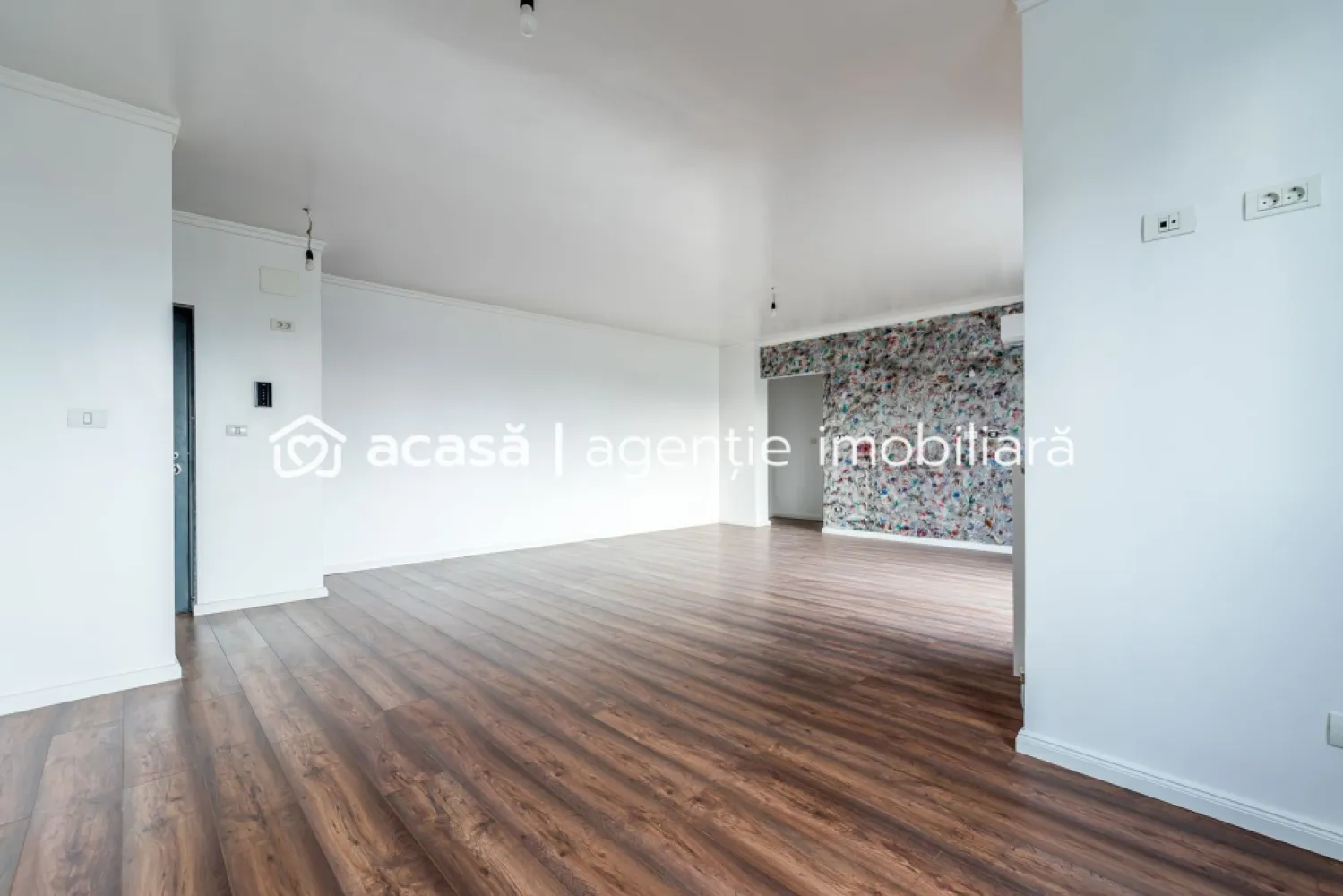 Apartament 2 camere bloc nou - Medlife Genesys - Vă propun spre vânzare un apartament modern cu 2 camere, situat într-un bloc nou, finalizat în 2020, într-o zonă foarte căutată, în apropiere de MedLife Genesys și malul Mureșului. 📍 Etaj: 2 din 7 📐 Suprafață utilă: 57 mp + balcon 5 mp 💶 Preț: 112.000 euro Compartimentare practică și funcțională: Living spațios cu bucătărie open-space Dormitor luminos Baie Balcon Apartamentul este foarte luminos, beneficiind de finisaje ultramoderne, atent alese, și este dotat cu centrală proprie pe gaz, asigurând confort termic și costuri reduse de întreținere. Ideal atât pentru locuit, cât și pentru investiție, datorită poziției excelente și a calității construcției. 📞 Pentru mai multe detalii sau pentru programarea unei vizionări, nu ezita să mă contactezi! Andreea Szuchanszki 0742267773 Nu dispui de toată suma? Te ajutăm noi gratuit! Îți obținem oferte de la 16 bănci. Birou: ACASĂ | Agenție imobiliară Arad Bulevardul Decebal 2, Arad 310133 }}