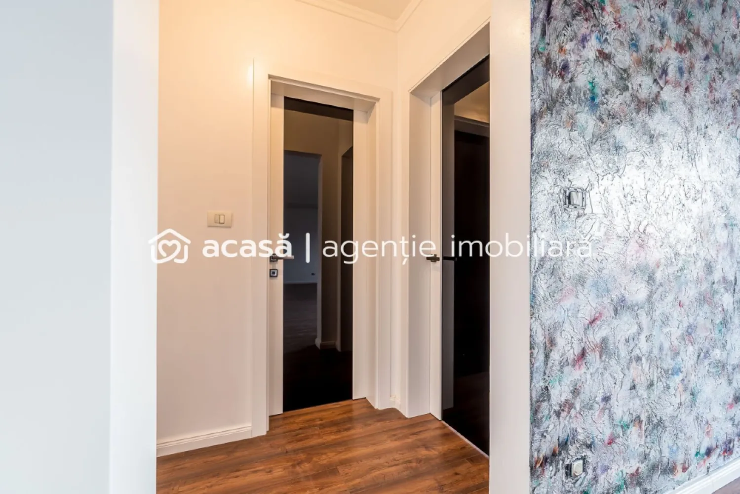 Apartament 2 camere bloc nou - Medlife Genesys - Vă propun spre vânzare un apartament modern cu 2 camere, situat într-un bloc nou, finalizat în 2020, într-o zonă foarte căutată, în apropiere de MedLife Genesys și malul Mureșului. 📍 Etaj: 2 din 7 📐 Suprafață utilă: 57 mp + balcon 5 mp 💶 Preț: 112.000 euro Compartimentare practică și funcțională: Living spațios cu bucătărie open-space Dormitor luminos Baie Balcon Apartamentul este foarte luminos, beneficiind de finisaje ultramoderne, atent alese, și este dotat cu centrală proprie pe gaz, asigurând confort termic și costuri reduse de întreținere. Ideal atât pentru locuit, cât și pentru investiție, datorită poziției excelente și a calității construcției. 📞 Pentru mai multe detalii sau pentru programarea unei vizionări, nu ezita să mă contactezi! Andreea Szuchanszki 0742267773 Nu dispui de toată suma? Te ajutăm noi gratuit! Îți obținem oferte de la 16 bănci. Birou: ACASĂ | Agenție imobiliară Arad Bulevardul Decebal 2, Arad 310133 }}