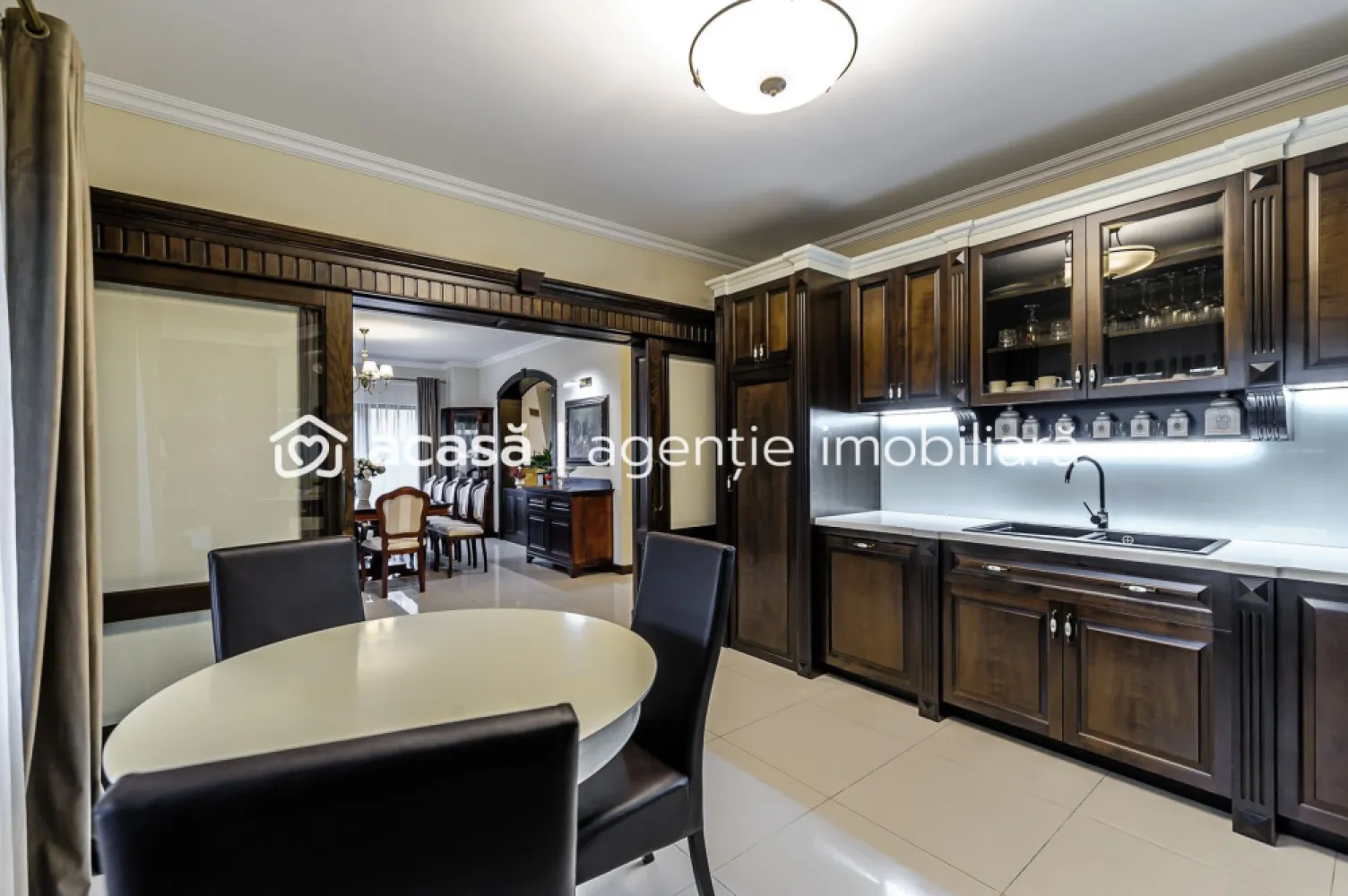 PRET NOU!!! Vilă de Lux în Grădiște - Agenția AcasăArad vă prezintă spre vânzare o casă nouă, frumoasă cu finisaje de excepție și mobilată elegant. Acest imobil se recomandă clienților pretențioși care caută calitatea finisajelor în combinație cu designul arhitectural elegant și o oază de liniște și relaxare. Vila este finalizată în 2018, are o suprafață utilă de 430 mp și suprafața totală 750 mp și este compusă din: demisol, parter și etaj. Demisol - garaj,hol,cameră tehnică, cămară de alimente, spațiu de depozitare și o bucătărie Parter - birou, living spațios cu loc de luat masa, bucătărie și baie Etaj - dormitor matrimonial cu baie și balcon, două dormitoare, baie și dressing Clasa energetica A Centrală termică pe gaz și lemne Incălzire în calorifere Izolație termică 10 cm Utilități standard Această proprietate vă oferă avantajele proximității de centru cu libertatea de a avea un spațiu personal generos , frumos amenajat și plăcut. Dacă am reușit să vă stârnim interesul sunați acum la: Telefon - 0742267773 - Andreea Szuchanszki Consultant imobiliar CP1520695 Nu dispui de toată suma? Te ajutăm noi gratuit! Îți obținem oferte de la 16 bănci. Ai o proprietate de vânzare în Arad și vrei să știi cât valorează cu adevărat? Sună-mă pentru o evaluare gratuită, fără obligații. Birou: ACASĂ | Agenție imobiliară Arad Bulevardul Decebal 2, Arad 310133 }}