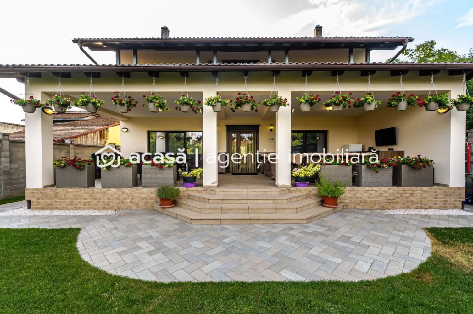 PRET NOU!!! Vilă de Lux în Grădiște