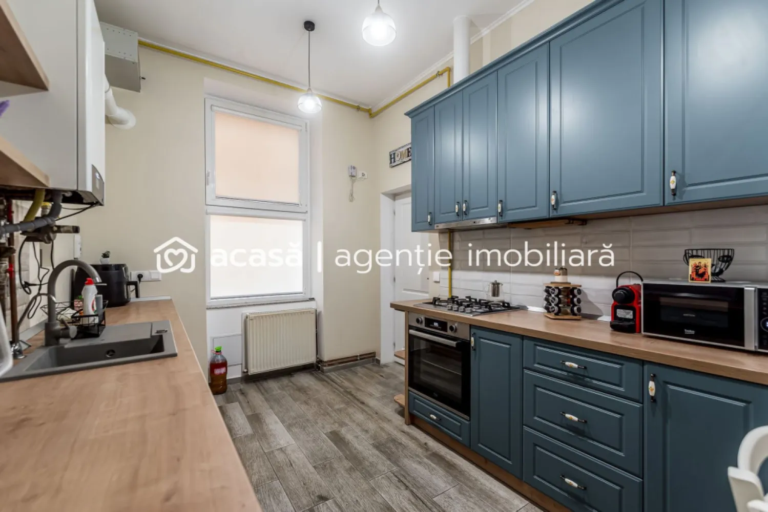 Apartament 2 camere | Ultracentral | 61 mp utili | etaj 1 - Apartament cu 2 camere, situat ultracentral, la etajul 1 din 2, potrivit atât pentru locuit, cât și pentru investiție. Apartamentul are o suprafață de 61 mp utili și este compartimentat astfel: 2 camere | bucătărie | baie | hol mansardat pentru depozitare suplimentară Se vinde mobilat și utilat, inclusiv cu mașină de spălat vase. Un avantaj rar pentru zona centrală este spațiul suplimentar de depozitare: depozitare la etaj și boxă la subsol. Dotări și îmbunătățiri: clădire cu fațadă și acoperiș renovate în 2025 | instalație electrică nouă | siguranțe separate | centrală proprie | țevi de cupru | ferestre termopan | sistem de supraveghere video Poziționarea ultracentrală oferă acces rapid către: transport public | instituții | restaurante | zone pietonale | servicii esențiale Apartamentul este o alegere bună pentru cei care caută o locuință într-o zonă centrală sau o proprietate ușor de valorificat în regim de închiriere. Preț repoziționat: 89.900 Euro Comision 0% Pentru detalii și vizionare: Mihai Molnar – consultant imobiliar | Telefon / WhatsApp 0761 899 230 Finanțare: oferte gratuite de la 16 bănci Evaluare gratuită dacă vinzi o proprietate în Arad ACASĂ | Bd. Decebal 2, Arad }}