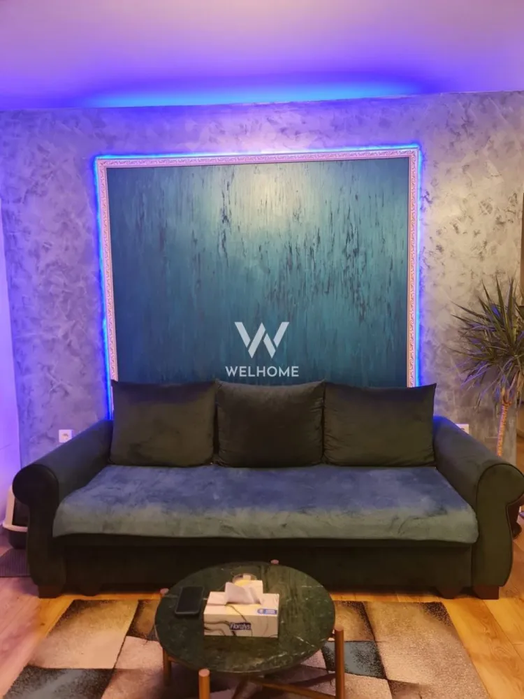 Apartament 2 camere modern,Ceaikovski,parcare inclusa! - Descoperă un apartament cu adevărat special, unde designul modern se îmbină perfect cu confortul și funcționalitatea de zi cu zi. Situat într-o zonă liniștită de pe strada Ceaikovski nr. 63, acest apartament cu 2 camere îți oferă un stil de viață echilibrat, aproape de tot ce contează: Mall, centru, centura Sibiului și zona de agrement Gușterland – toate la doar câteva minute distanță. Încă de la intrare, vei remarca atenția la detalii și mobilierul realizat la comandă, care valorifică inteligent fiecare spațiu. Livingul impresionează prin atmosfera elegantă, completată de iluminare ambientală LED și un design modern, perfect pentru relaxare. Dormitorul este primitor și rafinat, cu accente în tonuri calde și textile confortabile, oferind un spațiu ideal pentru odihnă. Bucătăria este complet utilată și integrată ingenios într-un balcon închis, transformat într-un spațiu luminos pentru gătit și luat masa, cu vedere deschisă către împrejurimi. Este locul perfect pentru cafeaua de dimineață sau cine liniștite. Baia modernă, finisată cu materiale premium și detalii elegante, completează experiența unui apartament gândit pentru confortul tău. Locuința vine echipată complet cu tehnologie smart: aer condiționat, mașină de spălat, televizoare smart (inclusiv unul cu control vocal și gesturi), plită cu inducție și cuptor electric. În plus, beneficiezi de un loc de parcare privat, chiar în fața blocului, supravegheat video. Fiind situat la etajul 2 din 3, într-un imobil liniștit cu doar două apartamente pe nivel, apartamentul este foarte luminos și eficient energetic. 💰 Chirie: 380 €/lună (include internet de mare viteză și cablu TV) 🔒 Garanție: 380 € 📅 Disponibil pentru închiriere pe termen lung 🚫 Nu se acceptă animale de companie Acest apartament nu este doar un loc de locuit, ci un spațiu în care te vei simți cu adevărat acasă. Contact:Cosmin-0743292794 }}