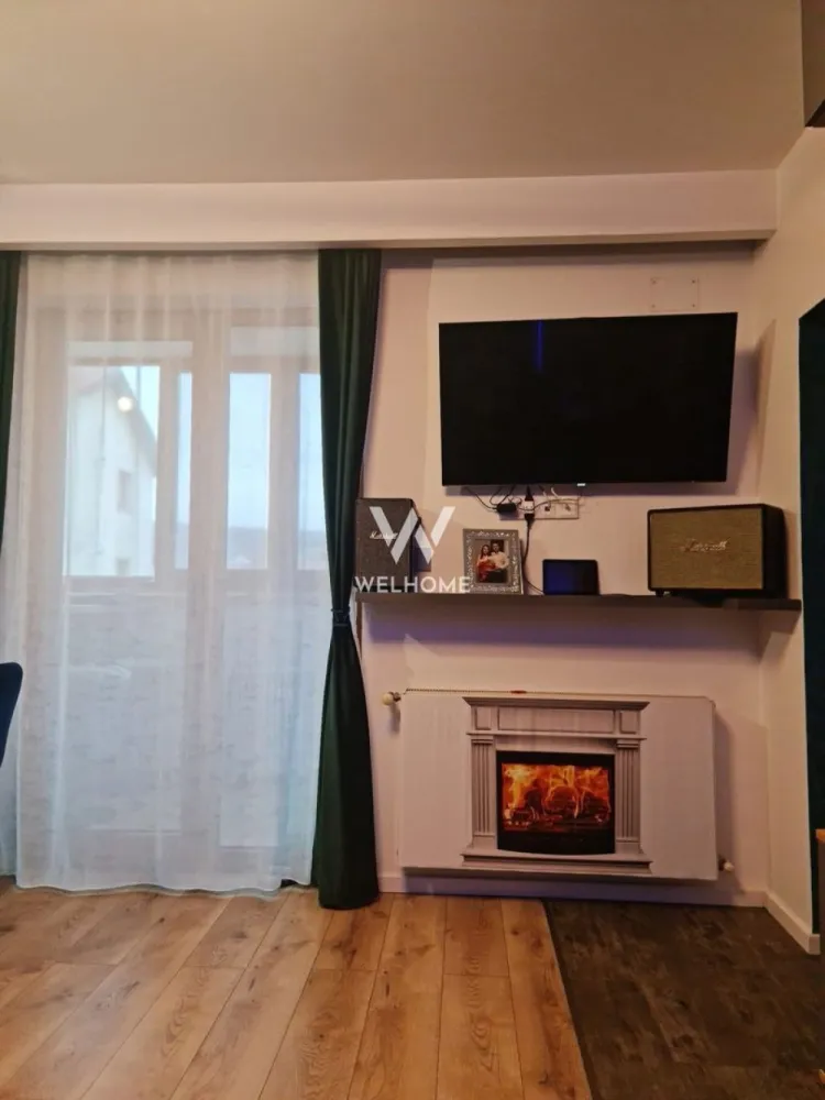 Apartament 2 camere modern,Ceaikovski,parcare inclusa! - Descoperă un apartament cu adevărat special, unde designul modern se îmbină perfect cu confortul și funcționalitatea de zi cu zi. Situat într-o zonă liniștită de pe strada Ceaikovski nr. 63, acest apartament cu 2 camere îți oferă un stil de viață echilibrat, aproape de tot ce contează: Mall, centru, centura Sibiului și zona de agrement Gușterland – toate la doar câteva minute distanță. Încă de la intrare, vei remarca atenția la detalii și mobilierul realizat la comandă, care valorifică inteligent fiecare spațiu. Livingul impresionează prin atmosfera elegantă, completată de iluminare ambientală LED și un design modern, perfect pentru relaxare. Dormitorul este primitor și rafinat, cu accente în tonuri calde și textile confortabile, oferind un spațiu ideal pentru odihnă. Bucătăria este complet utilată și integrată ingenios într-un balcon închis, transformat într-un spațiu luminos pentru gătit și luat masa, cu vedere deschisă către împrejurimi. Este locul perfect pentru cafeaua de dimineață sau cine liniștite. Baia modernă, finisată cu materiale premium și detalii elegante, completează experiența unui apartament gândit pentru confortul tău. Locuința vine echipată complet cu tehnologie smart: aer condiționat, mașină de spălat, televizoare smart (inclusiv unul cu control vocal și gesturi), plită cu inducție și cuptor electric. În plus, beneficiezi de un loc de parcare privat, chiar în fața blocului, supravegheat video. Fiind situat la etajul 2 din 3, într-un imobil liniștit cu doar două apartamente pe nivel, apartamentul este foarte luminos și eficient energetic. 💰 Chirie: 380 €/lună (include internet de mare viteză și cablu TV) 🔒 Garanție: 380 € 📅 Disponibil pentru închiriere pe termen lung 🚫 Nu se acceptă animale de companie Acest apartament nu este doar un loc de locuit, ci un spațiu în care te vei simți cu adevărat acasă. Contact:Cosmin-0743292794 }}