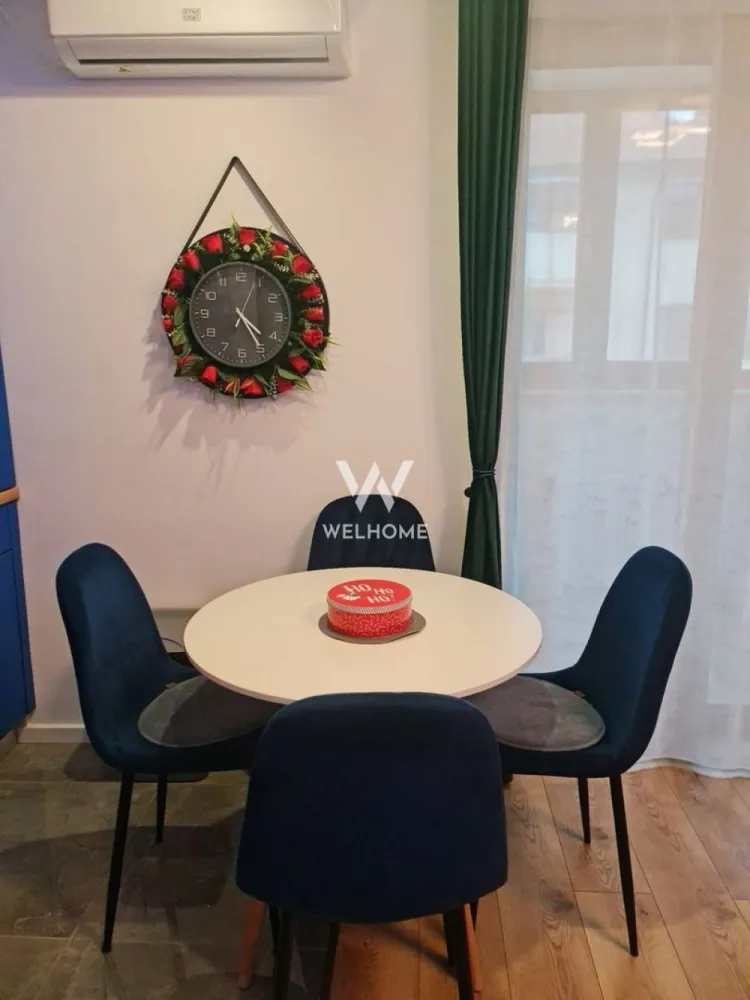 Apartament 2 camere modern,Ceaikovski,parcare inclusa! - Descoperă un apartament cu adevărat special, unde designul modern se îmbină perfect cu confortul și funcționalitatea de zi cu zi. Situat într-o zonă liniștită de pe strada Ceaikovski nr. 63, acest apartament cu 2 camere îți oferă un stil de viață echilibrat, aproape de tot ce contează: Mall, centru, centura Sibiului și zona de agrement Gușterland – toate la doar câteva minute distanță. Încă de la intrare, vei remarca atenția la detalii și mobilierul realizat la comandă, care valorifică inteligent fiecare spațiu. Livingul impresionează prin atmosfera elegantă, completată de iluminare ambientală LED și un design modern, perfect pentru relaxare. Dormitorul este primitor și rafinat, cu accente în tonuri calde și textile confortabile, oferind un spațiu ideal pentru odihnă. Bucătăria este complet utilată și integrată ingenios într-un balcon închis, transformat într-un spațiu luminos pentru gătit și luat masa, cu vedere deschisă către împrejurimi. Este locul perfect pentru cafeaua de dimineață sau cine liniștite. Baia modernă, finisată cu materiale premium și detalii elegante, completează experiența unui apartament gândit pentru confortul tău. Locuința vine echipată complet cu tehnologie smart: aer condiționat, mașină de spălat, televizoare smart (inclusiv unul cu control vocal și gesturi), plită cu inducție și cuptor electric. În plus, beneficiezi de un loc de parcare privat, chiar în fața blocului, supravegheat video. Fiind situat la etajul 2 din 3, într-un imobil liniștit cu doar două apartamente pe nivel, apartamentul este foarte luminos și eficient energetic. 💰 Chirie: 380 €/lună (include internet de mare viteză și cablu TV) 🔒 Garanție: 380 € 📅 Disponibil pentru închiriere pe termen lung 🚫 Nu se acceptă animale de companie Acest apartament nu este doar un loc de locuit, ci un spațiu în care te vei simți cu adevărat acasă. Contact:Cosmin-0743292794 }}