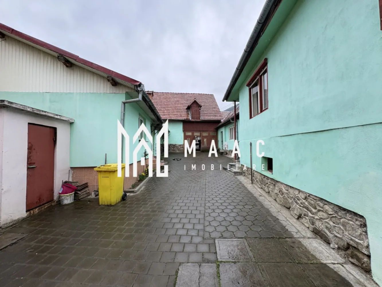 Casă Rășinari 105 mp utili I 3 corpuri I Curte I Utilități I - MAAC Imobiliare va propune spre vânzare o căsuță în Rășinari situată pe o stradă cu SENS UNIC ,oportunitate excelentă pentru cei care își doresc liniște, aer curat și un proiect de suflet într-una dintre cele mai frumoase zone din apropierea Sibiului Proprietatea este compusă din 3 corpuri de clădire, oferind multiple posibilități de amenajare: -Corpul 1 – Șură Spațiu generos ce poate fi transformat cu ușurință în garaj acoperit, atelier sau zonă de depozitare. - Corpul 2 – Construcție din cărămidă (2015) Compartimentat eficient: • cameră • hol • baie cu geam • cămară - Corpul 3 – Locuință principală • 3 camere semidecomandate • bucătărie • baie • hol Casa necesită renovare, fiind ideală pentru personalizare după propriul gust. Utilități: • apă • canalizare • curent electric • gazul la poartă Avantaje: • zonă liniștită, aproape de natură • potențial mare de amenajare (locuință permanentă, casă de vacanță sau investiție) • compartimentare flexibilă datorită celor 3 corpuri Pentru mai multe detalii precizați ca ați văzut anunțul cu ID CP3004979 }}