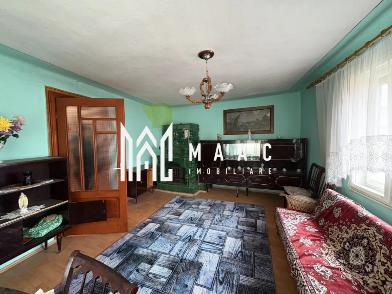 Casă Rășinari 105 mp utili I 3 corpuri I Curte I Utilități I - MAAC Imobiliare va propune spre vânzare o căsuță în Rășinari situată pe o stradă cu SENS UNIC ,oportunitate excelentă pentru cei care își doresc liniște, aer curat și un proiect de suflet într-una dintre cele mai frumoase zone din apropierea Sibiului Proprietatea este compusă din 3 corpuri de clădire, oferind multiple posibilități de amenajare: -Corpul 1 – Șură Spațiu generos ce poate fi transformat cu ușurință în garaj acoperit, atelier sau zonă de depozitare. - Corpul 2 – Construcție din cărămidă (2015) Compartimentat eficient: • cameră • hol • baie cu geam • cămară - Corpul 3 – Locuință principală • 3 camere semidecomandate • bucătărie • baie • hol Casa necesită renovare, fiind ideală pentru personalizare după propriul gust. Utilități: • apă • canalizare • curent electric • gazul la poartă Avantaje: • zonă liniștită, aproape de natură • potențial mare de amenajare (locuință permanentă, casă de vacanță sau investiție) • compartimentare flexibilă datorită celor 3 corpuri Pentru mai multe detalii precizați ca ați văzut anunțul cu ID CP3004979 }}