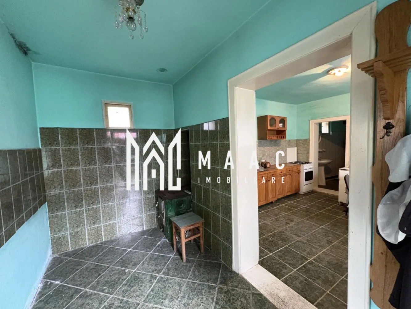 Casă Rășinari 105 mp utili I 3 corpuri I Curte I Utilități I - MAAC Imobiliare va propune spre vânzare o căsuță în Rășinari situată pe o stradă cu SENS UNIC ,oportunitate excelentă pentru cei care își doresc liniște, aer curat și un proiect de suflet într-una dintre cele mai frumoase zone din apropierea Sibiului Proprietatea este compusă din 3 corpuri de clădire, oferind multiple posibilități de amenajare: -Corpul 1 – Șură Spațiu generos ce poate fi transformat cu ușurință în garaj acoperit, atelier sau zonă de depozitare. - Corpul 2 – Construcție din cărămidă (2015) Compartimentat eficient: • cameră • hol • baie cu geam • cămară - Corpul 3 – Locuință principală • 3 camere semidecomandate • bucătărie • baie • hol Casa necesită renovare, fiind ideală pentru personalizare după propriul gust. Utilități: • apă • canalizare • curent electric • gazul la poartă Avantaje: • zonă liniștită, aproape de natură • potențial mare de amenajare (locuință permanentă, casă de vacanță sau investiție) • compartimentare flexibilă datorită celor 3 corpuri Pentru mai multe detalii precizați ca ați văzut anunțul cu ID CP3004979 }}