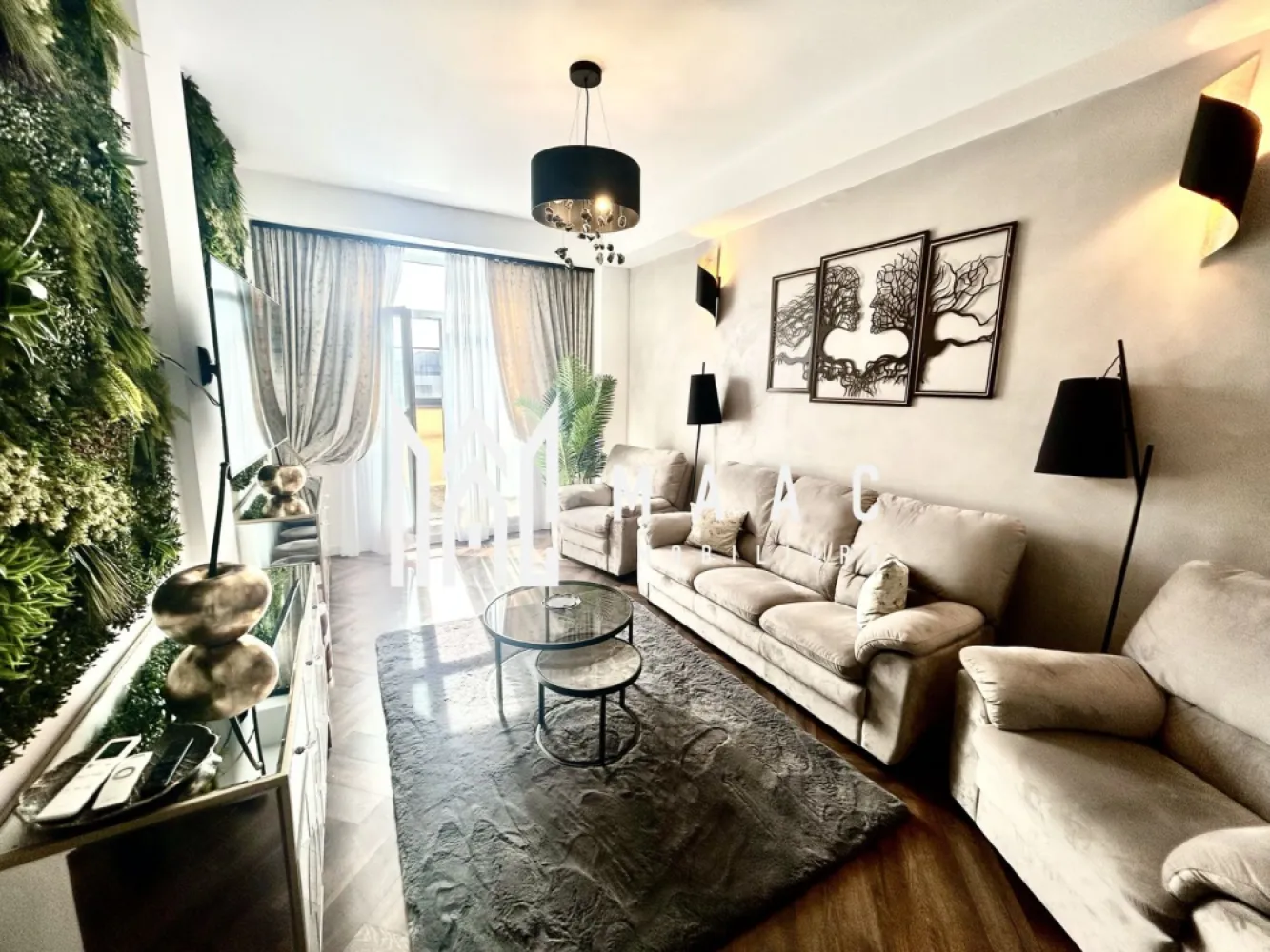Penthouse LUX 3 camere | Henri Coandă | Terasa Panoramică I 2 locuri de parcare - MAAC Imobiliare vă prezintă spre vânzare un penthouse modern cu 3 camere, amenajat la standarde premium, situat în Ansamblul Rezidențial Henri Coandă din Sibiu — o zonă în plină dezvoltare, apreciată pentru liniște și accesibilitate. Proprietatea este ideală atât pentru locuință personală, cât și pentru investiție. Imobilul este amplasat într-un bloc construit recent, prevăzut cu lift modern și spații comune bine întreținute, oferind confort și siguranță. Penthouse-ul este compartimentat eficient și oferă un nivel ridicat de confort: 3 camere spațioase 2 băi moderne bucătărie complet funcțională Terasă impresionantă de 120,30 mp, cu acces direct din fiecare cameră, ce dezvăluie o panoramă superbă către Munții Făgăraș și oraș, spațiul ideal pentru relaxare și momente memorabile Locuința se remarcă prin luminozitate, spații bine optimizate și finisaje de calitate superioară, fiind ideală pentru un stil de viață modern. Dotări și beneficii: încălzire în pardoseală centrală termică proprie aer condiționat 2 locuri de parcare incluse pivniță (spațiu de depozitare) finisaje premium Proprietatea oferă intimitate, priveliște și confort, fiind alegerea perfectă pentru cei care își doresc un spațiu elegant și bine poziționat. Pentru mai multe detalii vă rugăm să precizați telefonic că ați văzut anunțul cu ID: CP2997099 .