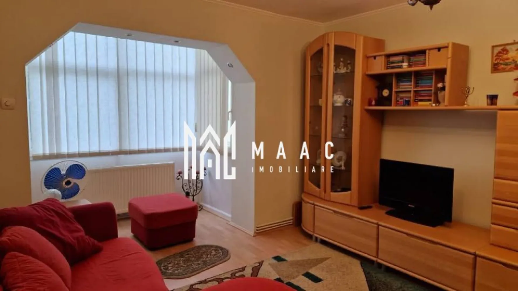 Apartament 2 camere | Etaj 1 | Balcon | Mobilat și utilat | Terezian - Maac Imobiliare prezintă spre vânzare un apartament cu 2 camere, situat în zona Terezian, pe strada Rusciorului, în apropiere de biserica din Gara Mică. Locuința este amplasată la etajul 1 al unui imobil construit din cărămidă, izolat exterior, și dispune de o suprafață utilă de 48 mp, la care se adaugă un balcon închis. Apartamentul este semidecomandat și se vinde mobilat și utilat, fiind pregătit pentru mutare imediată. Compartimentarea este eficientă și bine organizată: hol de acces living bucătărie separată dormitor baie cu duș și geam de aerisire balcon închis Imobilul este situat într-o zonă liniștită, cu acces facil către magazine, școli și mijloace de transport în comun, oferind confort și practicitate pentru locuire sau investiție. Pentru mai multe detalii, vă rugăm să menționați telefonic că ați văzut anunțul cu CP2980460.