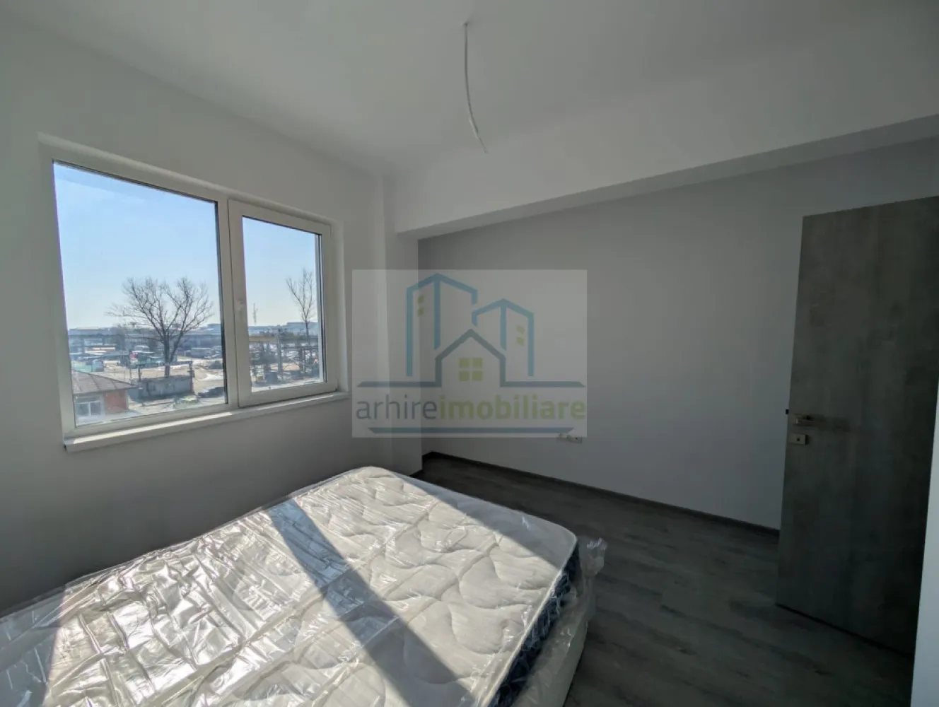 Apartament 2 camere premium | Bloc nou 2026 | Încălzire pardoseală | - SUPER OFERTA!! COMISION ZERO CUMPARATOR Agentia ArhireImobiliare , vă prezintă un apartament premium, luminos și modern, situat în bloc nou (2026), etaj 3/4 cu lift, pe Șos. Industriilor – Str. Ghetu Anghel, Sector 3. Această locuință combină design modern, confort și funcționalitate, fiind gata pentru mutare sau ca investiție sigură. Caracteristici principale Suprafață utilă: 48 mp, compartimentare optimă 🔥 Încălzire în pardoseală + ferestre tripan → confort termic și liniște 🍳 Bucătărie parțial mobilată și echipată (plită, hotă, chiuvetă) 🛏 Dormitor complet mobilat (pat + saltea) 🛁 Baie complet mobilată și utilată (chiuvetă, cadă/dus, vas WC, mobilier) Finisaje moderne, materiale de calitate superioară Bloc nou → întreținere redusă, imagine premium Locuință luminoasă și aerisită. Acces rapid la transport: STB 253, 330, 103 + linie noapte N104 🛒 Magazine și facilități la doar 3-4 minute, 10-12 minute metrou Republica Zonă liniștită, dar bine conectată și în dezvoltare Ideal pentru cupluri, persoane active sau investiție stabilă Pret vanzare 95.700 Euro Usor Negociabil. COMISION ZERO CUMPARATOR Va asteptam la vizionare }}