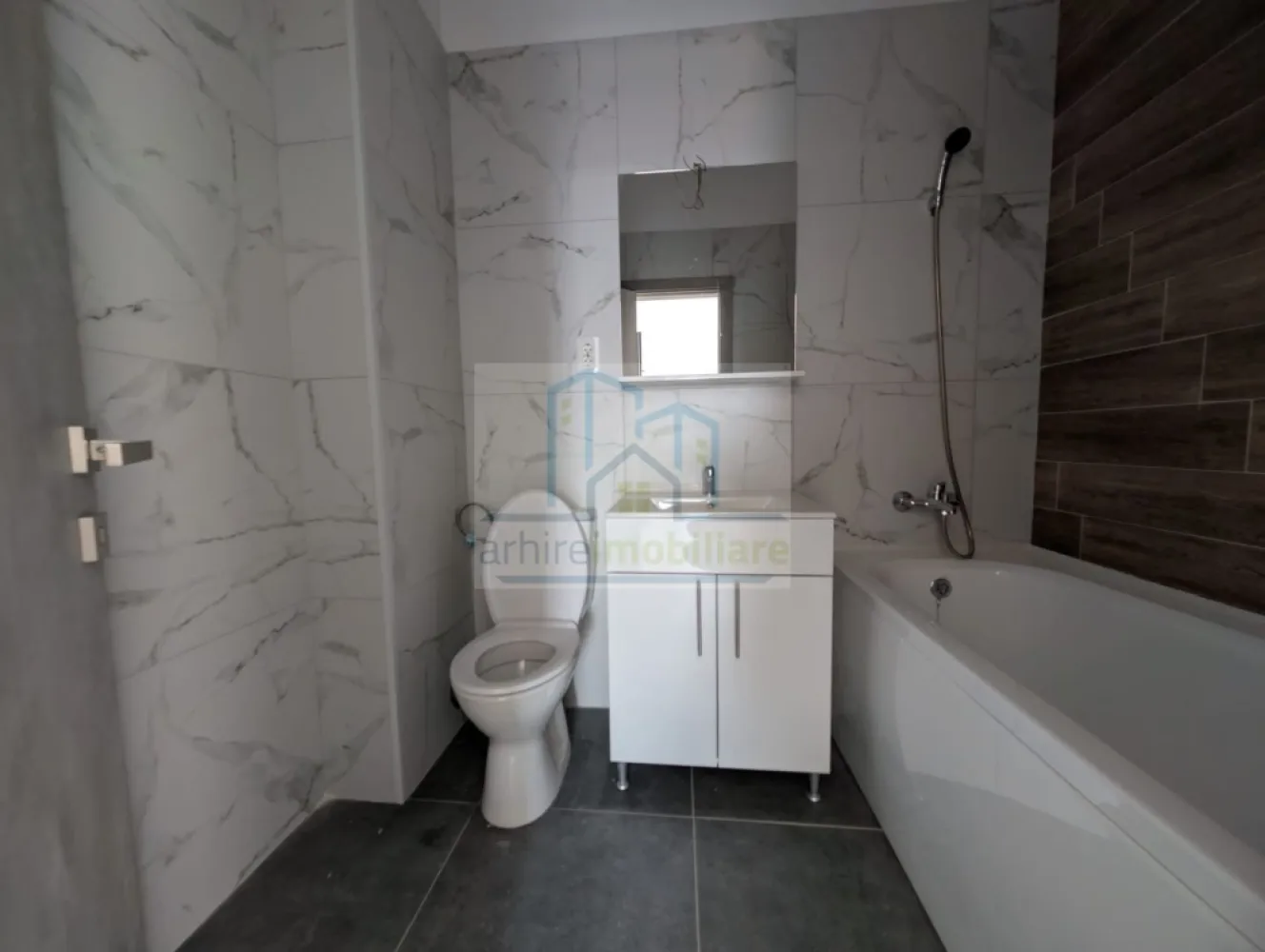 Apartament 2 camere premium | Bloc nou 2026 | Încălzire pardoseală | - SUPER OFERTA!! COMISION ZERO CUMPARATOR Agentia ArhireImobiliare , vă prezintă un apartament premium, luminos și modern, situat în bloc nou (2026), etaj 3/4 cu lift, pe Șos. Industriilor – Str. Ghetu Anghel, Sector 3. Această locuință combină design modern, confort și funcționalitate, fiind gata pentru mutare sau ca investiție sigură. Caracteristici principale Suprafață utilă: 48 mp, compartimentare optimă 🔥 Încălzire în pardoseală + ferestre tripan → confort termic și liniște 🍳 Bucătărie parțial mobilată și echipată (plită, hotă, chiuvetă) 🛏 Dormitor complet mobilat (pat + saltea) 🛁 Baie complet mobilată și utilată (chiuvetă, cadă/dus, vas WC, mobilier) Finisaje moderne, materiale de calitate superioară Bloc nou → întreținere redusă, imagine premium Locuință luminoasă și aerisită. Acces rapid la transport: STB 253, 330, 103 + linie noapte N104 🛒 Magazine și facilități la doar 3-4 minute, 10-12 minute metrou Republica Zonă liniștită, dar bine conectată și în dezvoltare Ideal pentru cupluri, persoane active sau investiție stabilă Pret vanzare 95.700 Euro Usor Negociabil. COMISION ZERO CUMPARATOR Va asteptam la vizionare }}