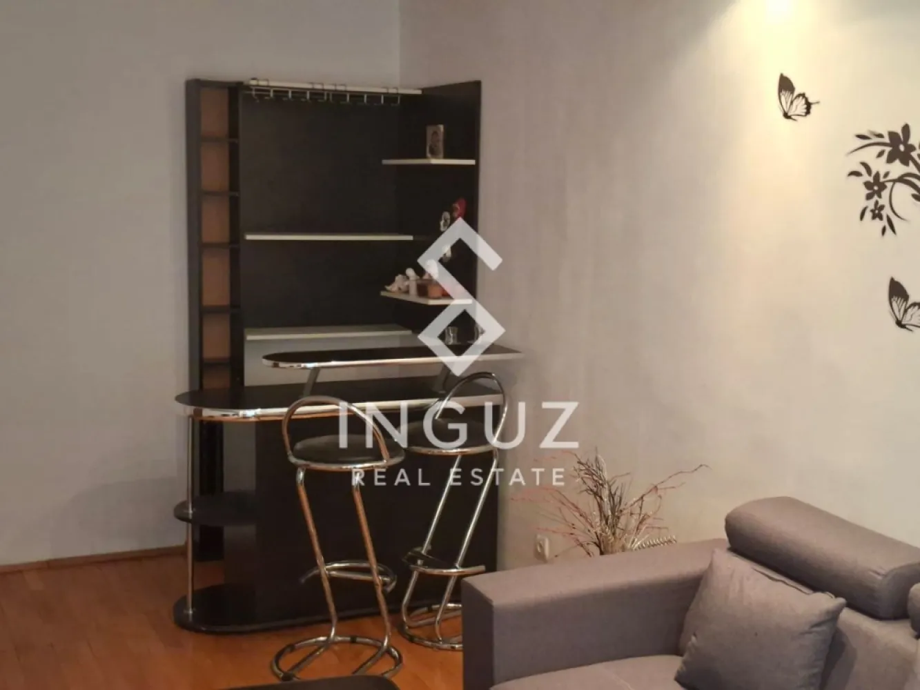 De închiriat | Apartament 3 camere | Doamna Ghica – Tei | București - De închiriat | Apartament 3 camere | Doamna Ghica – Tei | București Un apartament bine poziționat într-una dintre cele mai accesibile zone din nord-estul Bucureștiului, ideal pentru cei care vor acces rapid către centru, dar și liniște pentru locuit. Detalii apartament: Suprafață: 70 mp Compartimentare: decomandat Etaj: 5 / 8 Preț: 580 € / lună Zonă & puncte de interes: Situat în zona Doamna Ghica – Tei, o zonă dezvoltată, cu toate facilitățile aproape: Acces rapid către artere principale (Colentina, Petricani, Obor) Legătură directă cu centrul orașului (Universitate, Piața Obor) Transport public în apropiere (autobuz și tramvai) Aproape de Veranda Mall și Piața Obor În apropiere de universități și centre educaționale Parcuri și spații verzi: Parcul Tei și Parcul Plumbuita Supermarketuri, farmacii, bănci și servicii zilnice la câteva minute Acces facil către zona Pipera și centrele de business De ce această zonă: Zonă bine conectată, dar liniștită Potrivită pentru familii sau persoane active Totul la îndemână, fără deplasări lungi Ideală pentru locuire pe termen lung Preț: 580 € / lună Comision: 50% 📞 +40 774 017 567 📞 +40 724 922 092 ✉️ info.inguzrealestate.com Inguz Real Estate Simplu. Rapid. Fără pierdere de timp. }}