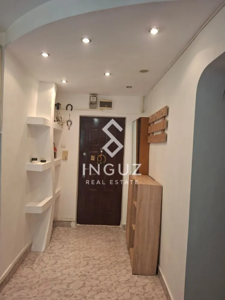 De închiriat | Apartament 3 camere | Doamna Ghica – Tei | București - De închiriat | Apartament 3 camere | Doamna Ghica – Tei | București Un apartament bine poziționat într-una dintre cele mai accesibile zone din nord-estul Bucureștiului, ideal pentru cei care vor acces rapid către centru, dar și liniște pentru locuit. Detalii apartament: Suprafață: 70 mp Compartimentare: decomandat Etaj: 5 / 8 Preț: 580 € / lună Zonă & puncte de interes: Situat în zona Doamna Ghica – Tei, o zonă dezvoltată, cu toate facilitățile aproape: Acces rapid către artere principale (Colentina, Petricani, Obor) Legătură directă cu centrul orașului (Universitate, Piața Obor) Transport public în apropiere (autobuz și tramvai) Aproape de Veranda Mall și Piața Obor În apropiere de universități și centre educaționale Parcuri și spații verzi: Parcul Tei și Parcul Plumbuita Supermarketuri, farmacii, bănci și servicii zilnice la câteva minute Acces facil către zona Pipera și centrele de business De ce această zonă: Zonă bine conectată, dar liniștită Potrivită pentru familii sau persoane active Totul la îndemână, fără deplasări lungi Ideală pentru locuire pe termen lung Preț: 580 € / lună Comision: 50% 📞 +40 774 017 567 📞 +40 724 922 092 ✉️ info.inguzrealestate.com Inguz Real Estate Simplu. Rapid. Fără pierdere de timp. }}