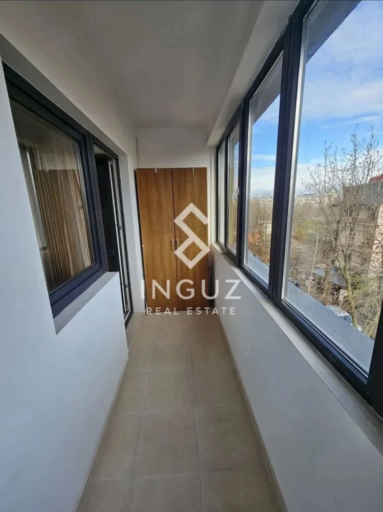 De închiriat | Apartament 2 camere | Ozana – Theodor Pallady - De închiriat | Apartament 2 camere | Ozana – Theodor Pallady Apartament modern, situat într-o zonă foarte bine conectată din estul Bucureștiului, ideal pentru locuire confortabilă, aproape de metrou și centre comerciale. Detalii apartament: Suprafață utilă: 51.38 mp Suprafață totală: 61.25 mp (inclusiv 2 balcoane închise) Compartimentare: decomandat Etaj: 3 / 5 Bloc construit în 2015, cu lift Living: 20 mp Bucătărie: 13 mp Orientare: Sud-Est (apartament luminos) Zonă & puncte de interes: Situat pe strada Mizil, colț cu Theodor Pallady La doar 3 minute de metrou 1 Decembrie 1918 (ieșire Liceul Nenitescu) Acces rapid către: Bulevardul Theodor Pallady Transport public (metrou, autobuz) Facilități în apropiere: Magazine și servicii la parterul blocului (Mega Image, salon, barbershop) Supermarketuri și centre comerciale: Lidl, Auchan, IKEA, Jumbo Restaurante, cafenele (5 to go), patiserii, farmacii Benzinării și magazine de cartier Condiții: Fără loc de parcare Nu se acceptă animale Fumatul nu este permis în apartament Disponibil imediat după semnarea contractului Contract înregistrat la ANAF Preț: 550 € / lună Garanție: 1 lună + 1 lună avans Comision: 50% Pentru vizionări: Luni–Vineri după ora 18:00 Weekend: flexibil +40 774 017 567 +40 724 922 092 info.inguzrealestate.com Inguz Real Estate Simplu. Rapid. Fără pierdere de timp. }}