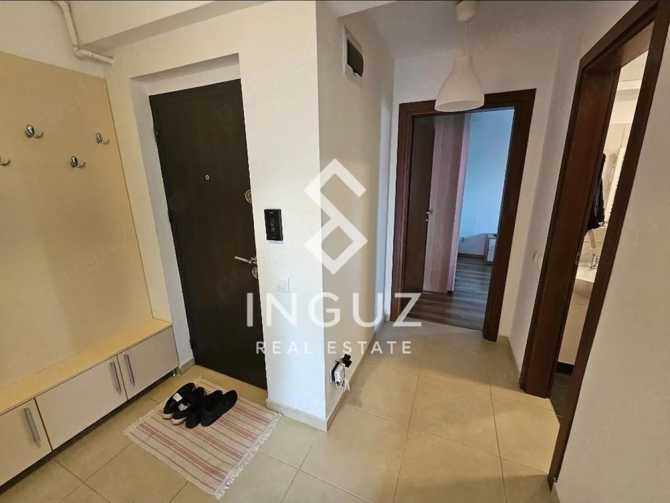 De închiriat | Apartament 2 camere | Ozana – Theodor Pallady - De închiriat | Apartament 2 camere | Ozana – Theodor Pallady Apartament modern, situat într-o zonă foarte bine conectată din estul Bucureștiului, ideal pentru locuire confortabilă, aproape de metrou și centre comerciale. Detalii apartament: Suprafață utilă: 51.38 mp Suprafață totală: 61.25 mp (inclusiv 2 balcoane închise) Compartimentare: decomandat Etaj: 3 / 5 Bloc construit în 2015, cu lift Living: 20 mp Bucătărie: 13 mp Orientare: Sud-Est (apartament luminos) Zonă & puncte de interes: Situat pe strada Mizil, colț cu Theodor Pallady La doar 3 minute de metrou 1 Decembrie 1918 (ieșire Liceul Nenitescu) Acces rapid către: Bulevardul Theodor Pallady Transport public (metrou, autobuz) Facilități în apropiere: Magazine și servicii la parterul blocului (Mega Image, salon, barbershop) Supermarketuri și centre comerciale: Lidl, Auchan, IKEA, Jumbo Restaurante, cafenele (5 to go), patiserii, farmacii Benzinării și magazine de cartier Condiții: Fără loc de parcare Nu se acceptă animale Fumatul nu este permis în apartament Disponibil imediat după semnarea contractului Contract înregistrat la ANAF Preț: 550 € / lună Garanție: 1 lună + 1 lună avans Comision: 50% Pentru vizionări: Luni–Vineri după ora 18:00 Weekend: flexibil +40 774 017 567 +40 724 922 092 info.inguzrealestate.com Inguz Real Estate Simplu. Rapid. Fără pierdere de timp. }}