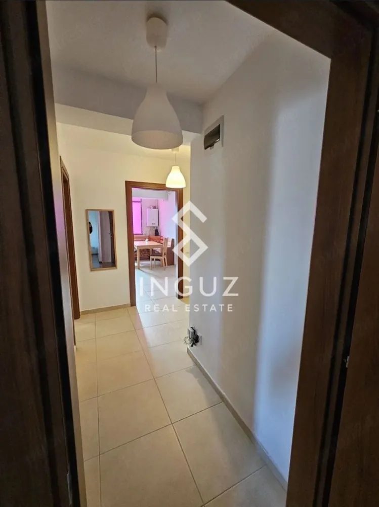 De închiriat | Apartament 2 camere | Ozana – Theodor Pallady - De închiriat | Apartament 2 camere | Ozana – Theodor Pallady Apartament modern, situat într-o zonă foarte bine conectată din estul Bucureștiului, ideal pentru locuire confortabilă, aproape de metrou și centre comerciale. Detalii apartament: Suprafață utilă: 51.38 mp Suprafață totală: 61.25 mp (inclusiv 2 balcoane închise) Compartimentare: decomandat Etaj: 3 / 5 Bloc construit în 2015, cu lift Living: 20 mp Bucătărie: 13 mp Orientare: Sud-Est (apartament luminos) Zonă & puncte de interes: Situat pe strada Mizil, colț cu Theodor Pallady La doar 3 minute de metrou 1 Decembrie 1918 (ieșire Liceul Nenitescu) Acces rapid către: Bulevardul Theodor Pallady Transport public (metrou, autobuz) Facilități în apropiere: Magazine și servicii la parterul blocului (Mega Image, salon, barbershop) Supermarketuri și centre comerciale: Lidl, Auchan, IKEA, Jumbo Restaurante, cafenele (5 to go), patiserii, farmacii Benzinării și magazine de cartier Condiții: Fără loc de parcare Nu se acceptă animale Fumatul nu este permis în apartament Disponibil imediat după semnarea contractului Contract înregistrat la ANAF Preț: 550 € / lună Garanție: 1 lună + 1 lună avans Comision: 50% Pentru vizionări: Luni–Vineri după ora 18:00 Weekend: flexibil +40 774 017 567 +40 724 922 092 info.inguzrealestate.com Inguz Real Estate Simplu. Rapid. Fără pierdere de timp. }}