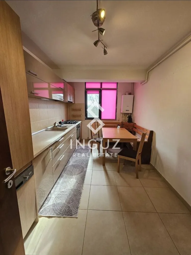 De închiriat | Apartament 2 camere | Ozana – Theodor Pallady - De închiriat | Apartament 2 camere | Ozana – Theodor Pallady Apartament modern, situat într-o zonă foarte bine conectată din estul Bucureștiului, ideal pentru locuire confortabilă, aproape de metrou și centre comerciale. Detalii apartament: Suprafață utilă: 51.38 mp Suprafață totală: 61.25 mp (inclusiv 2 balcoane închise) Compartimentare: decomandat Etaj: 3 / 5 Bloc construit în 2015, cu lift Living: 20 mp Bucătărie: 13 mp Orientare: Sud-Est (apartament luminos) Zonă & puncte de interes: Situat pe strada Mizil, colț cu Theodor Pallady La doar 3 minute de metrou 1 Decembrie 1918 (ieșire Liceul Nenitescu) Acces rapid către: Bulevardul Theodor Pallady Transport public (metrou, autobuz) Facilități în apropiere: Magazine și servicii la parterul blocului (Mega Image, salon, barbershop) Supermarketuri și centre comerciale: Lidl, Auchan, IKEA, Jumbo Restaurante, cafenele (5 to go), patiserii, farmacii Benzinării și magazine de cartier Condiții: Fără loc de parcare Nu se acceptă animale Fumatul nu este permis în apartament Disponibil imediat după semnarea contractului Contract înregistrat la ANAF Preț: 550 € / lună Garanție: 1 lună + 1 lună avans Comision: 50% Pentru vizionări: Luni–Vineri după ora 18:00 Weekend: flexibil +40 774 017 567 +40 724 922 092 info.inguzrealestate.com Inguz Real Estate Simplu. Rapid. Fără pierdere de timp. }}