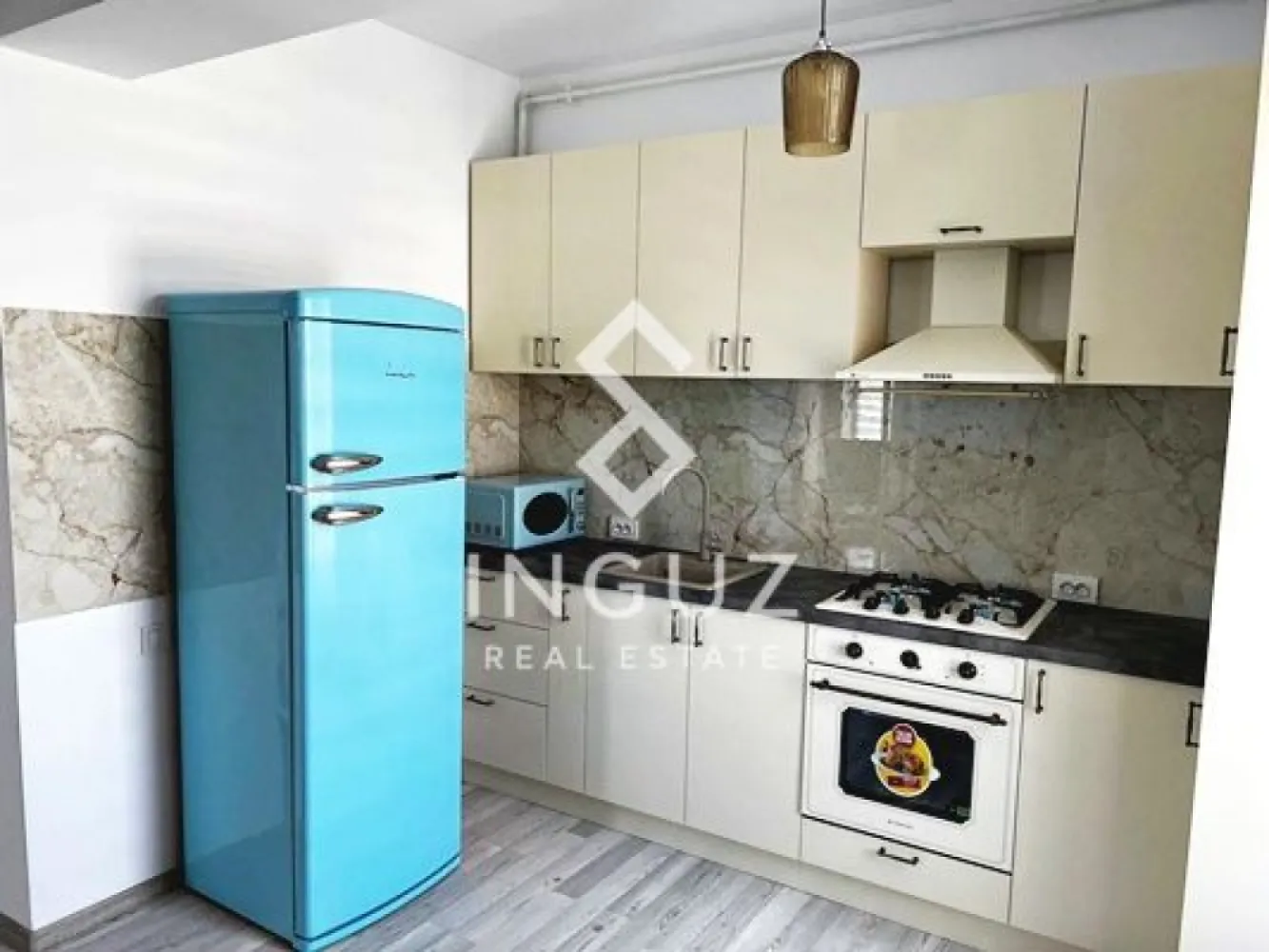 De închiriat | Apartament 2 camere | Colentina – Str. Oituz | Bucureșt - De închiriat | Apartament 2 camere | Colentina – Str. Oituz | București Apartament modern, situat într-un imobil nou, ideal pentru o persoană sau un cuplu care caută liniște și confort într-o zonă accesibilă. Detalii apartament: Suprafață utilă: 50 mp Compartimentare: semidecomandat Etaj: 2 Imobil: P+2+mansardă An construcție: 2023 Loc de parcare inclus Zonă & puncte de interes: Situat pe Strada Oituz – Colentina, într-o zonă liniștită de case și blocuri mici Acces rapid către: Șoseaua Colentina Mijloace de transport în comun Facilități în apropiere: Magazine, supermarketuri și farmacii Restaurante, cafenele și servicii zilnice Acces facil către zona Obor și centrul orașului Parcuri și zone verzi în apropiere Condiții: Disponibil pentru închiriere pe termen lung Preferabil o persoană sau cuplu Nu se acceptă copii sau animale de companie Contract de închiriere inclus Preț: 700 € / lună Garanție: 2 luni Comision: 50% +40 774 017 567 +40 724 922 092 info.inguzrealestate.com Inguz Real Estate Simplu. Rapid. Fără pierdere de timp. }}