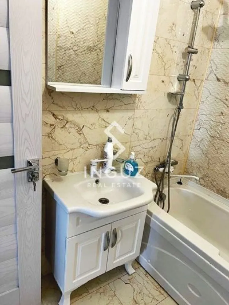 De închiriat | Apartament 2 camere | Colentina – Str. Oituz | Bucureșt - De închiriat | Apartament 2 camere | Colentina – Str. Oituz | București Apartament modern, situat într-un imobil nou, ideal pentru o persoană sau un cuplu care caută liniște și confort într-o zonă accesibilă. Detalii apartament: Suprafață utilă: 50 mp Compartimentare: semidecomandat Etaj: 2 Imobil: P+2+mansardă An construcție: 2023 Loc de parcare inclus Zonă & puncte de interes: Situat pe Strada Oituz – Colentina, într-o zonă liniștită de case și blocuri mici Acces rapid către: Șoseaua Colentina Mijloace de transport în comun Facilități în apropiere: Magazine, supermarketuri și farmacii Restaurante, cafenele și servicii zilnice Acces facil către zona Obor și centrul orașului Parcuri și zone verzi în apropiere Condiții: Disponibil pentru închiriere pe termen lung Preferabil o persoană sau cuplu Nu se acceptă copii sau animale de companie Contract de închiriere inclus Preț: 700 € / lună Garanție: 2 luni Comision: 50% +40 774 017 567 +40 724 922 092 info.inguzrealestate.com Inguz Real Estate Simplu. Rapid. Fără pierdere de timp. }}