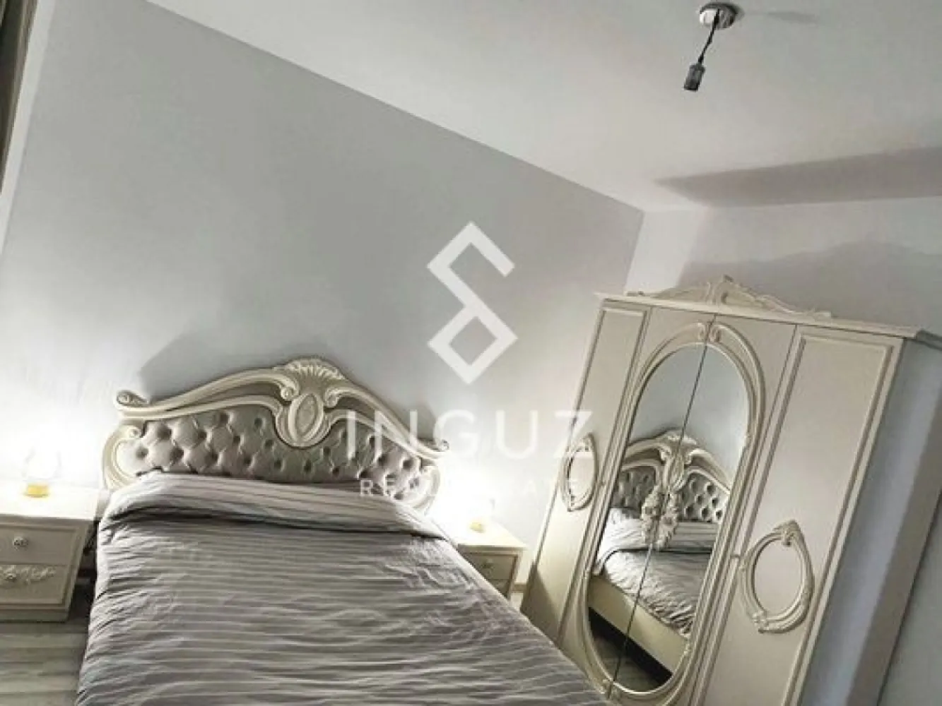 De închiriat | Apartament 2 camere | Colentina – Str. Oituz | Bucureșt - De închiriat | Apartament 2 camere | Colentina – Str. Oituz | București Apartament modern, situat într-un imobil nou, ideal pentru o persoană sau un cuplu care caută liniște și confort într-o zonă accesibilă. Detalii apartament: Suprafață utilă: 50 mp Compartimentare: semidecomandat Etaj: 2 Imobil: P+2+mansardă An construcție: 2023 Loc de parcare inclus Zonă & puncte de interes: Situat pe Strada Oituz – Colentina, într-o zonă liniștită de case și blocuri mici Acces rapid către: Șoseaua Colentina Mijloace de transport în comun Facilități în apropiere: Magazine, supermarketuri și farmacii Restaurante, cafenele și servicii zilnice Acces facil către zona Obor și centrul orașului Parcuri și zone verzi în apropiere Condiții: Disponibil pentru închiriere pe termen lung Preferabil o persoană sau cuplu Nu se acceptă copii sau animale de companie Contract de închiriere inclus Preț: 700 € / lună Garanție: 2 luni Comision: 50% +40 774 017 567 +40 724 922 092 info.inguzrealestate.com Inguz Real Estate Simplu. Rapid. Fără pierdere de timp. }}