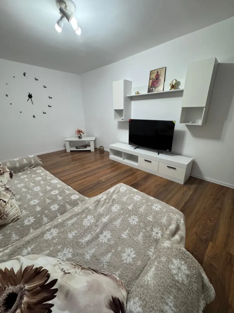 Închiriez apartament 3 camere, renovat, zona Lidl Exercițiu - Se oferă spre închiriere apartament 3 camere, situat într-o zonă foarte căutată, vis-a-vis de LIDL Exercitiu și Școala Gimnazială “Ion Minulescu”(fosta 2). &nbsp;Apartamentul este situat în bloc turn,la etajul 5/10, dispune de ascensor modern, compus din sufragerie spațioasă,2 dormitoare, bucătărie deschisă,baie,balcon plus uscătorie încăpătoare. Apartamentul a fost renovat, este complet utilat și funcțional, electrocasnice și mobilier nou. Apartamentul este spațios,luminos,călduros, fiind amplasat în bloc lângă puncte de interes,aproape de școli și licee (Liceul Dinu Lipatti),magazine și supermarketuri (Lidl în fața blocului),Kaufland în apropiere,bancă la parterul blocului,acces rapid la stații de autobuz și taxiuri,foarte aproape de centru, 7 minute de mers pe jos,loc de joacă pentru copii în spatele blocului. Ideal pentru o familie care se poate muta imediat.&nbsp; }}