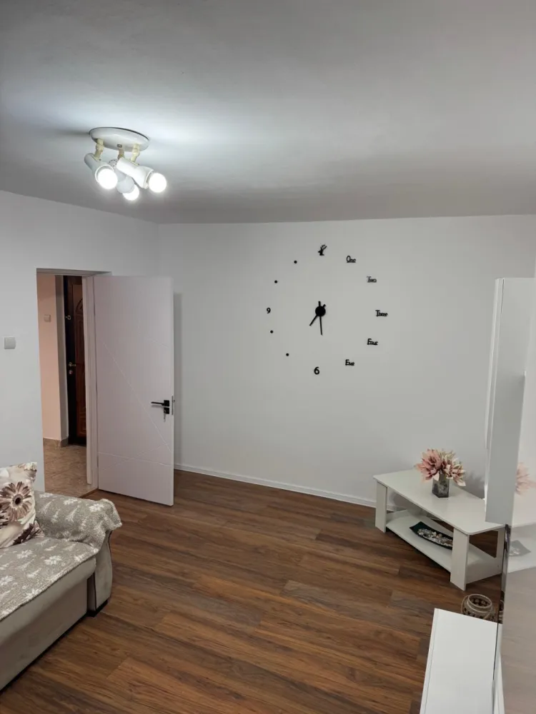 Închiriez apartament 3 camere, renovat, zona Lidl Exercițiu - Se oferă spre închiriere apartament 3 camere, situat într-o zonă foarte căutată, vis-a-vis de LIDL Exercitiu și Școala Gimnazială “Ion Minulescu”(fosta 2). &nbsp;Apartamentul este situat în bloc turn,la etajul 5/10, dispune de ascensor modern, compus din sufragerie spațioasă,2 dormitoare, bucătărie deschisă,baie,balcon plus uscătorie încăpătoare. Apartamentul a fost renovat, este complet utilat și funcțional, electrocasnice și mobilier nou. Apartamentul este spațios,luminos,călduros, fiind amplasat în bloc lângă puncte de interes,aproape de școli și licee (Liceul Dinu Lipatti),magazine și supermarketuri (Lidl în fața blocului),Kaufland în apropiere,bancă la parterul blocului,acces rapid la stații de autobuz și taxiuri,foarte aproape de centru, 7 minute de mers pe jos,loc de joacă pentru copii în spatele blocului. Ideal pentru o familie care se poate muta imediat.&nbsp; }}
