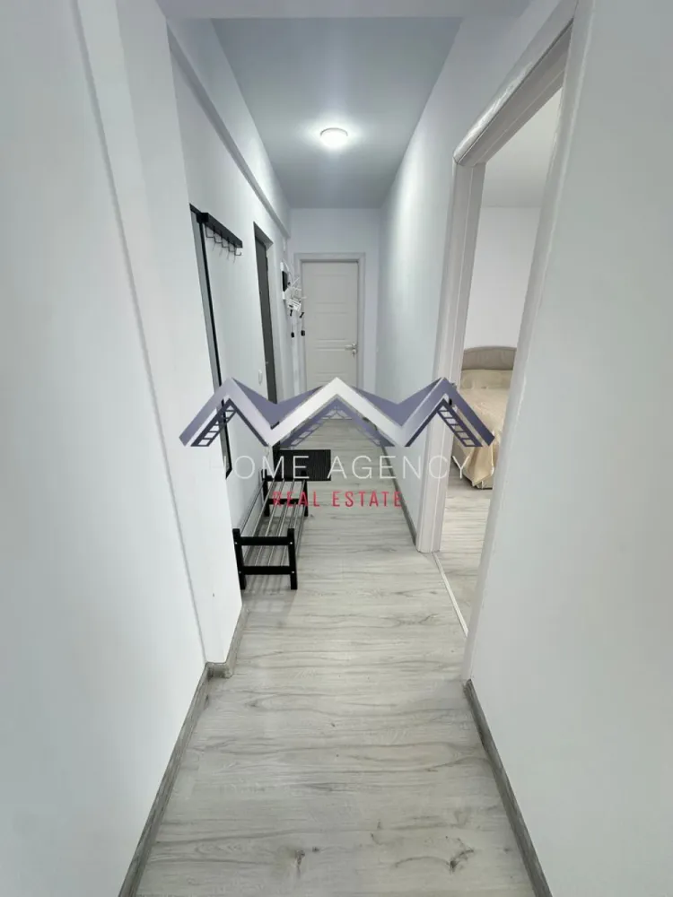 Apartament 2 camere Otopeni + terasă 30 mp | prima închiriere - Dacă visezi la un apartament luminos, spațios și bine amplasat, tocmai l-ai găsit! Acest apartament cu 2 camere, situat într-o zonă accesibilă și bine conectată la toate punctele de interes din Otopeni este pregătit să devină noua ta casă. Cu o suprafață utilă de 50 mp și o terasă impresionantă de 30 mp, acest spațiu oferă combinația ideală între confort și funcționalitate. Living-ul generos, unit cu bucătăria open space și zona de luat masa, creând o atmosferă elegantă, spațioasă și primitoare, ideală atât pentru relaxare, cât și pentru momentele petrecute cu cei dragi. Ferestrele mari lasă lumina naturală să pătrundă din plin și îți asigură lumină pe tot parcursul zilei. În plus, terasa spațioasă devine un loc perfect pentru seri relaxante, dimineți liniștite sau întâlniri cu prietenii, fiind un adevărat colț de liniște în mijlocul orașului. Apartamentul este la prima închiriere, astfel că te vei bucura de un spațiu impecabil, amenajat cu atenție la detalii și dotat cu tot ce ai nevoie pentru un stil de viață modern și confortabil. Ai la dispoziție un loc de parcare dedicat, ceea ce înseamnă că nu vei mai pierde timp căutând unde să parchezi, iar accesul către toate zonele importante ale orașului și nu numai este foarte rapid și facil. Dacă îți dorești un apartament primitor, spațios și bine poziționat, acesta este alegerea perfectă. Contactează-mă pentru mai multe detalii sau pentru a programa o vizionare!