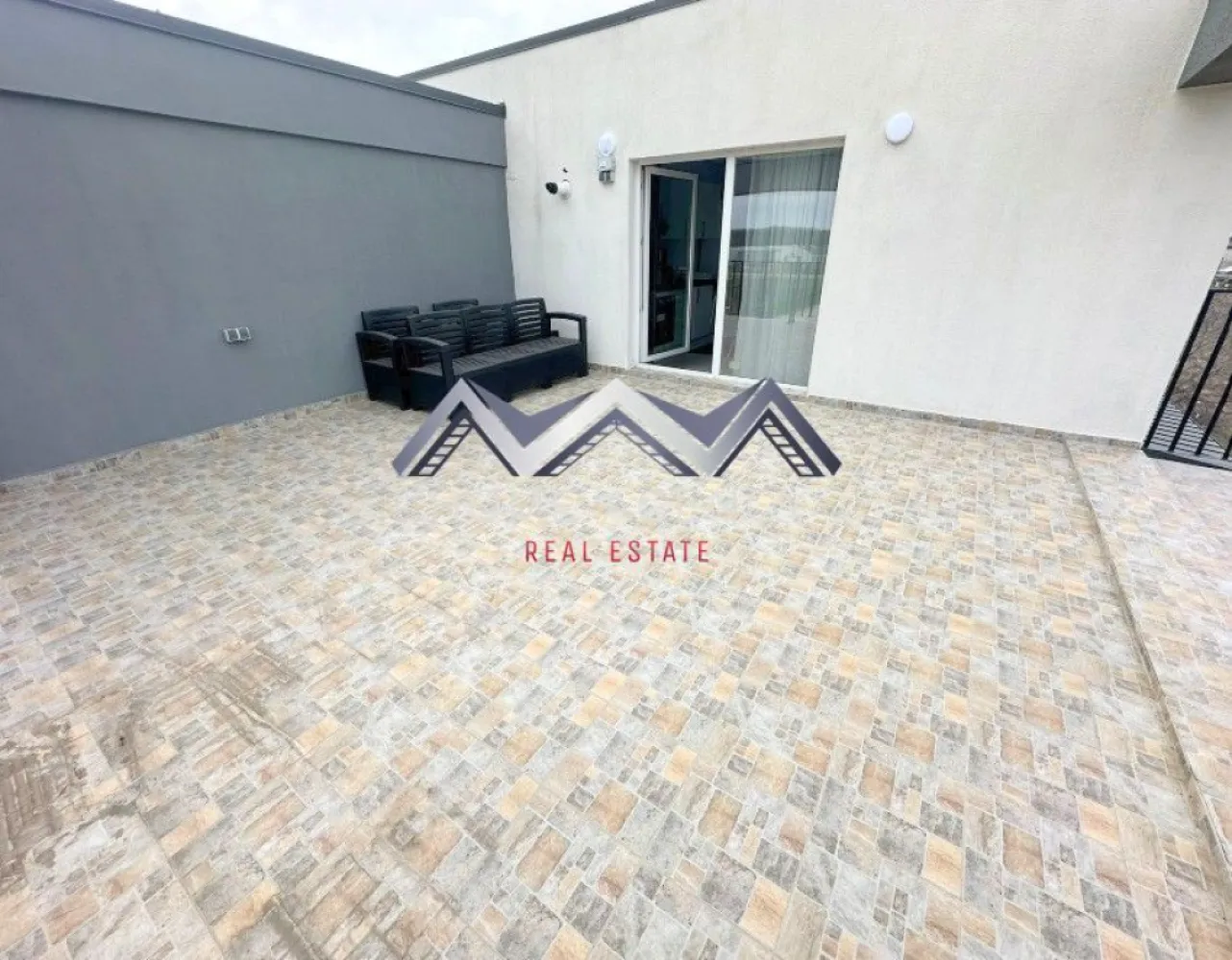 Apartament 2 camere Otopeni + terasă 30 mp | prima închiriere - Dacă visezi la un apartament luminos, spațios și bine amplasat, tocmai l-ai găsit! Acest apartament cu 2 camere, situat într-o zonă accesibilă și bine conectată la toate punctele de interes din Otopeni este pregătit să devină noua ta casă. Cu o suprafață utilă de 50 mp și o terasă impresionantă de 30 mp, acest spațiu oferă combinația ideală între confort și funcționalitate. Living-ul generos, unit cu bucătăria open space și zona de luat masa, creând o atmosferă elegantă, spațioasă și primitoare, ideală atât pentru relaxare, cât și pentru momentele petrecute cu cei dragi. Ferestrele mari lasă lumina naturală să pătrundă din plin și îți asigură lumină pe tot parcursul zilei. În plus, terasa spațioasă devine un loc perfect pentru seri relaxante, dimineți liniștite sau întâlniri cu prietenii, fiind un adevărat colț de liniște în mijlocul orașului. Apartamentul este la prima închiriere, astfel că te vei bucura de un spațiu impecabil, amenajat cu atenție la detalii și dotat cu tot ce ai nevoie pentru un stil de viață modern și confortabil. Ai la dispoziție un loc de parcare dedicat, ceea ce înseamnă că nu vei mai pierde timp căutând unde să parchezi, iar accesul către toate zonele importante ale orașului și nu numai este foarte rapid și facil. Dacă îți dorești un apartament primitor, spațios și bine poziționat, acesta este alegerea perfectă. Contactează-mă pentru mai multe detalii sau pentru a programa o vizionare! }}