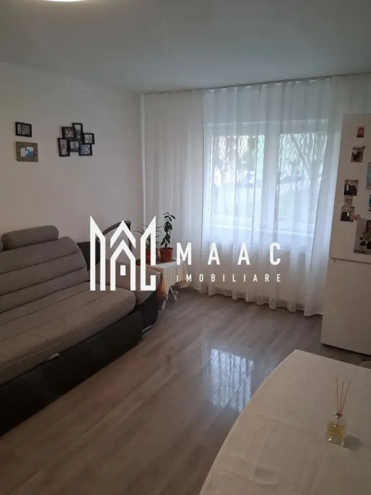 De vanzare garsoniera , zona Ipas - Se oferă spre vânzare un apartament cu 1 cameră, situat la parter înalt, în cartierul Lazaret, o zonă liniștită și bine conectată la punctele de interes ale orașului. Detalii principale: suprafață utilă: 30 mp compartimentare: decomandată etaj: parter înalt complet renovat recent se vinde mobilat și utilat Compartimentare: cameră spațioasă bucătărie separată baie hol Dotări și îmbunătățiri: instalații electrice și sanitare schimbate finisaje moderne mobilat și utilat complet Alte avantaje: pivniță inclusă (spațiu suplimentar de depozitare) zonă liniștită, cu acces facil către magazine, transport public și alte facilități ideal pentru locuință sau investiție (închiriere) Mutare imediată Costuri reduse de întreținere Oportunitate excelentă Pentru informati si vizionari: CP3005481