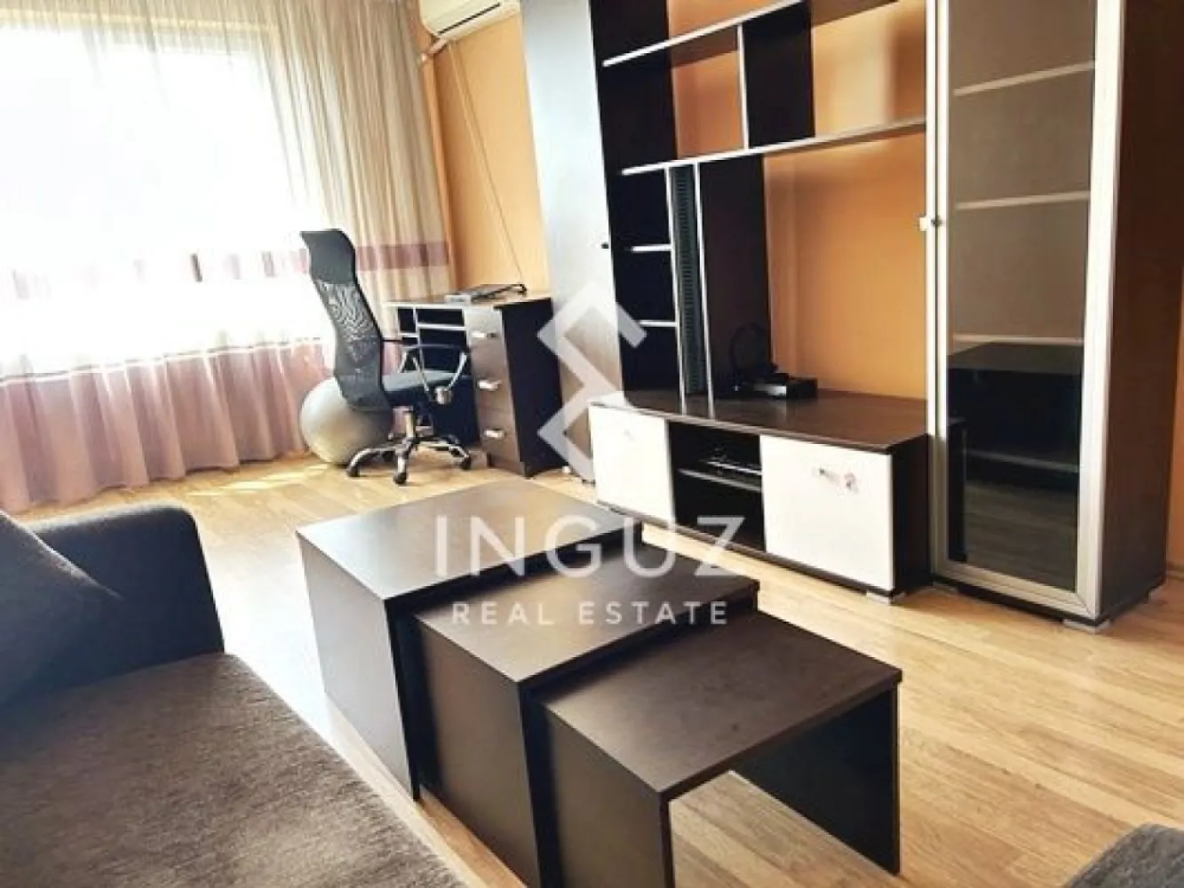 De închiriat | Apartament 3 camere | Fizicienilor | București - De închiriat | Apartament 3 camere | Fizicienilor | București Apartament spațios și bine întreținut, situat într-o zonă liniștită, ideal pentru familie. Detalii: Suprafață: 72 mp Compartimentare: decomandat Etaj: 6 / 8 Loc de parcare inclus Centrală proprie Zonă: Fizicienilor – Sector 3 Bloc situat lângă Penny Acces rapid către: Transport public Zone comerciale și servicii zilnice Facilități în apropiere: Supermarketuri, farmacii, magazine Restaurante și cafenele Condiții: Disponibil imediat Garanție: 1 lună Preț: 650 € / lună Comision: 50% +40 774 017 567 +40 724 922 092 info.inguzrealestate.com Inguz Real Estate Simplu. Rapid. Fără pierdere de timp. }}