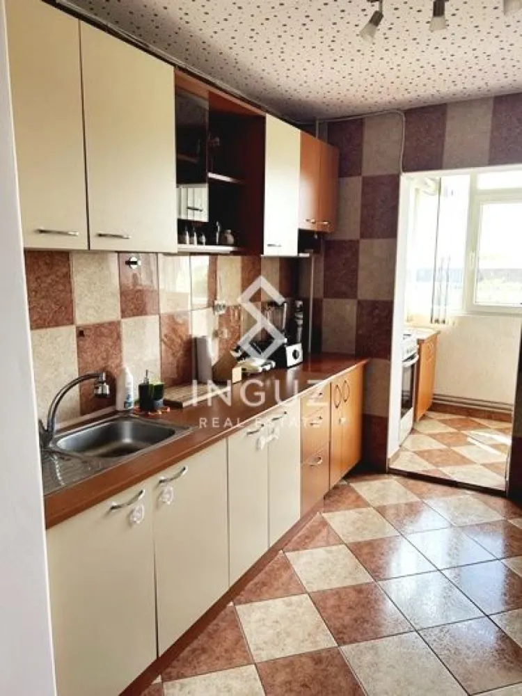 De închiriat | Apartament 3 camere | Fizicienilor | București - De închiriat | Apartament 3 camere | Fizicienilor | București Apartament spațios și bine întreținut, situat într-o zonă liniștită, ideal pentru familie. Detalii: Suprafață: 72 mp Compartimentare: decomandat Etaj: 6 / 8 Loc de parcare inclus Centrală proprie Zonă: Fizicienilor – Sector 3 Bloc situat lângă Penny Acces rapid către: Transport public Zone comerciale și servicii zilnice Facilități în apropiere: Supermarketuri, farmacii, magazine Restaurante și cafenele Condiții: Disponibil imediat Garanție: 1 lună Preț: 650 € / lună Comision: 50% +40 774 017 567 +40 724 922 092 info.inguzrealestate.com Inguz Real Estate Simplu. Rapid. Fără pierdere de timp. }}