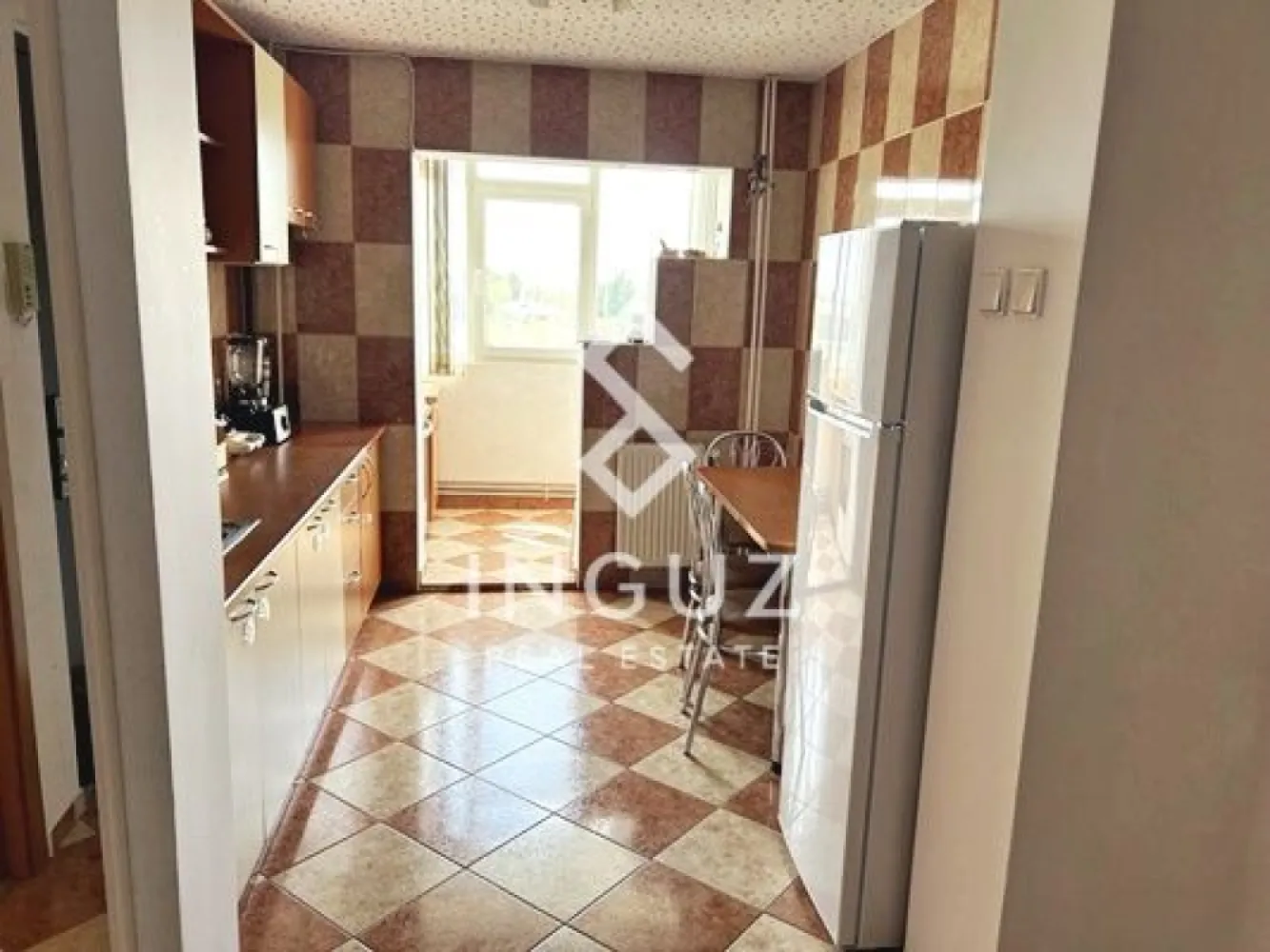 De închiriat | Apartament 3 camere | Fizicienilor | București - De închiriat | Apartament 3 camere | Fizicienilor | București Apartament spațios și bine întreținut, situat într-o zonă liniștită, ideal pentru familie. Detalii: Suprafață: 72 mp Compartimentare: decomandat Etaj: 6 / 8 Loc de parcare inclus Centrală proprie Zonă: Fizicienilor – Sector 3 Bloc situat lângă Penny Acces rapid către: Transport public Zone comerciale și servicii zilnice Facilități în apropiere: Supermarketuri, farmacii, magazine Restaurante și cafenele Condiții: Disponibil imediat Garanție: 1 lună Preț: 650 € / lună Comision: 50% +40 774 017 567 +40 724 922 092 info.inguzrealestate.com Inguz Real Estate Simplu. Rapid. Fără pierdere de timp. }}