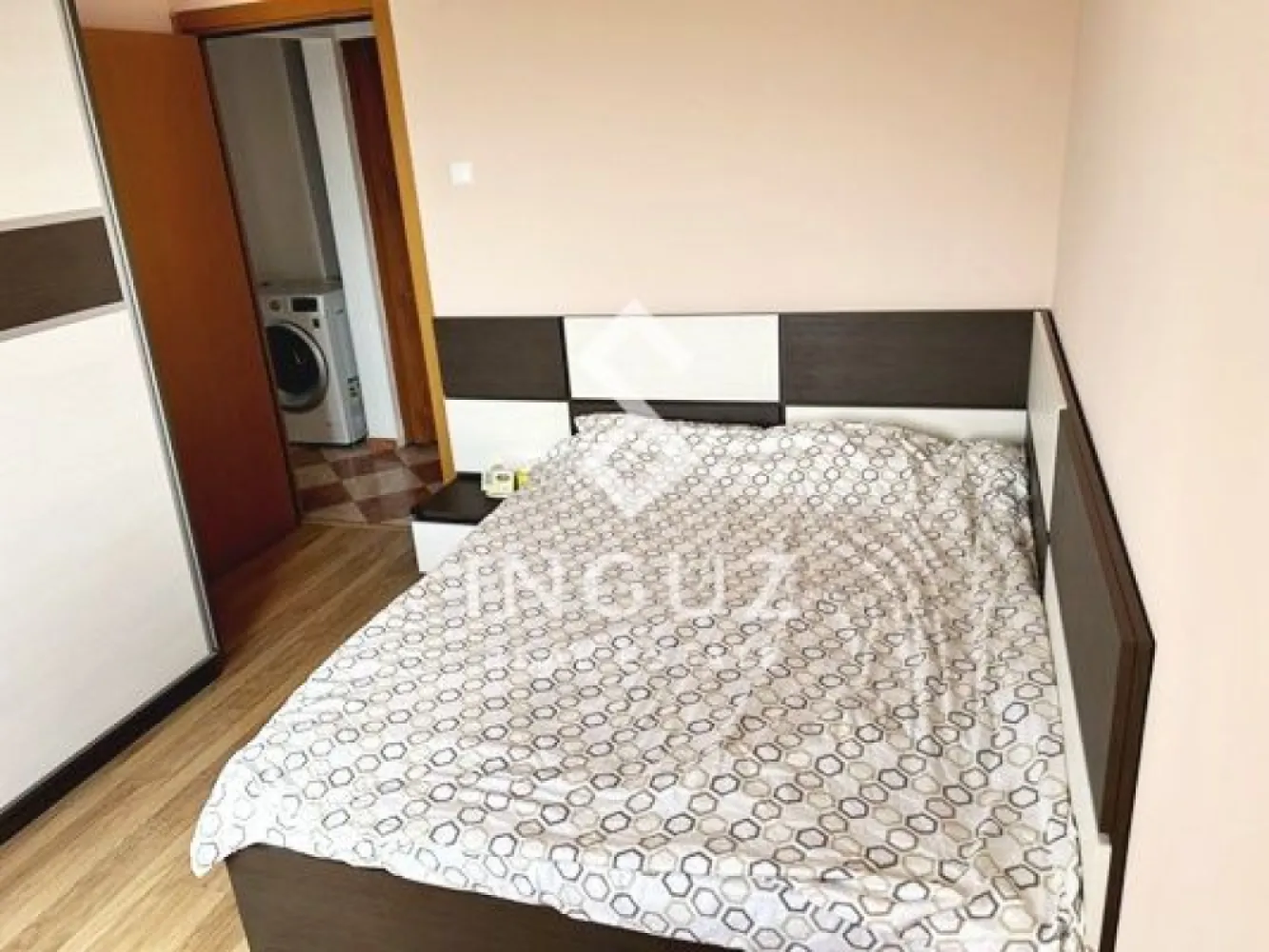 De închiriat | Apartament 3 camere | Fizicienilor | București - De închiriat | Apartament 3 camere | Fizicienilor | București Apartament spațios și bine întreținut, situat într-o zonă liniștită, ideal pentru familie. Detalii: Suprafață: 72 mp Compartimentare: decomandat Etaj: 6 / 8 Loc de parcare inclus Centrală proprie Zonă: Fizicienilor – Sector 3 Bloc situat lângă Penny Acces rapid către: Transport public Zone comerciale și servicii zilnice Facilități în apropiere: Supermarketuri, farmacii, magazine Restaurante și cafenele Condiții: Disponibil imediat Garanție: 1 lună Preț: 650 € / lună Comision: 50% +40 774 017 567 +40 724 922 092 info.inguzrealestate.com Inguz Real Estate Simplu. Rapid. Fără pierdere de timp. }}